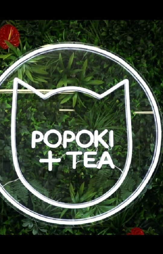 マヤ アリーナのインスタグラム：「「サポート・ローカル・ハワイ」第7エピソードはPopoki+Tea!猫カフェ行ったことある？Popoki+Teaの猫はレスキューされたネコで、アダプトすることもできるんだよ！やっぱり動物と時間を過ごすのはいいよね。エピソードはYouTubeで見てね➡️リンクはプロフィールに入ってるよ😬 マハロ〜  Episode 7 of Support Local Hawai’i features Popoki+Tea! This wonderful gem in the heart of Kaimuki is a cafe with a cause. The owner, Liberty, has built a small, adorable sanctuary both for humans and cats! She works closely with @katcharities to help find homes for the cats. Whether you go to get some pet therapy or are searching for a new family member, I promise you will fall in love with the residents! Thank you @popokiandtea for all that you do ♥️ You can find ways to support them through their website listed below!   Special thanks to: @popokiandtea  www.popokiandtea.com  *ビデオのサブタイトルで1つ間違っているところがあります。「惜しい猫がいたら」➡️「欲しい猫がいたら」 📷: @norihasunuma3953 @linomodel_agency」
