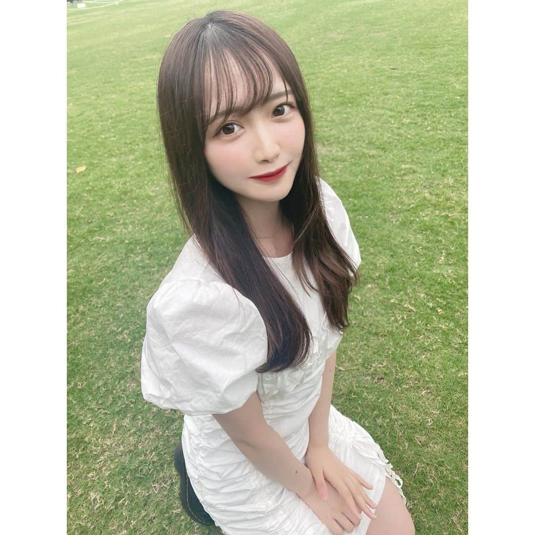 反田葉月さんのインスタグラム写真 - (反田葉月Instagram)「9/6(日)17時～反田葉月ネットサイン会をさせて頂くことになりました🐩🌸﻿ ﻿ 買ったよ～って沢山のメッセージありがとう😢﻿ チェキも久しぶりで何着ようかなぁとかばっかり考えてる﻿ 何着ようかなぁ、、﻿ ハイライトのネットサイン会のとこのURLからまだ受け付けております本当にたくさんの方が参加してくれてて凄く嬉しい(;_;)﻿ ﻿ インスタライブで行います﻿ その配信では申し込んでくれた方のお名前サインを描きながらお話ができます！（一方通行だけどたっくさん話そうと思ってる！）﻿ もうすでに申し込んでくれた方の名前覚えてお話すること考えてる笑﻿ ﻿ こんな機会滅多にないけんたくさんの人とお話出来ればなって思ってますよろしくお願いします☺️🤍﻿ ﻿ ＿＿＿＿＿＿＿＿＿＿＿＿＿＿＿＿＿﻿ ワンピース:beep﻿ 下の所にキュンときてゲットしちゃった、﻿ #beep﻿」9月1日 14時04分 - tandahazuki_