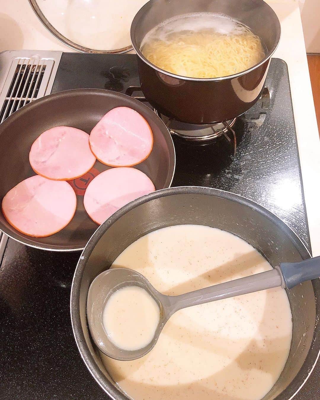 みきママさんのインスタグラム写真 - (みきママInstagram)「【ランチは豚骨風ラーメンです！！】. . .  チャーシューが面倒なので、ハムを焼いて、豚骨スープは豆乳などで作りました！！豚骨ラーメンはやせる本に載っています！！  . . はる兄、高校1年生はまだ夏休みです。 . .  はる兄「来週から2学期。」ってさ。一番長い夏休みだな。  . .  家の手伝い、少しはやれ。 . . .  すると、はる兄「麺が少しのびてるよ。」ってダメ出しです。 . . .  はる兄、それじゃあ、もてないぞ。  #みきママ　#豚骨ラーメン」9月1日 13時58分 - mikimama_official