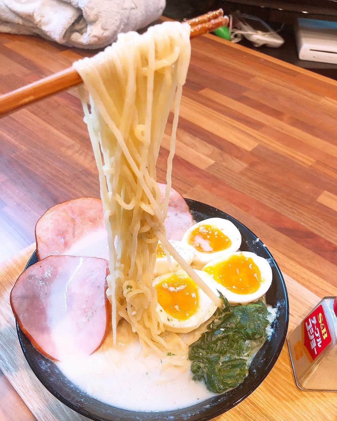 みきママさんのインスタグラム写真 - (みきママInstagram)「【ランチは豚骨風ラーメンです！！】. . .  チャーシューが面倒なので、ハムを焼いて、豚骨スープは豆乳などで作りました！！豚骨ラーメンはやせる本に載っています！！  . . はる兄、高校1年生はまだ夏休みです。 . .  はる兄「来週から2学期。」ってさ。一番長い夏休みだな。  . .  家の手伝い、少しはやれ。 . . .  すると、はる兄「麺が少しのびてるよ。」ってダメ出しです。 . . .  はる兄、それじゃあ、もてないぞ。  #みきママ　#豚骨ラーメン」9月1日 13時58分 - mikimama_official