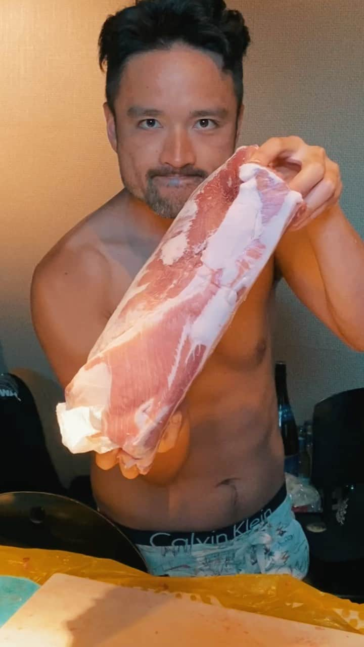 元気☆たつやのインスタグラム：「The meat cut！！！ 元肉屋の息子です  #meat #肉 #切る #cut #カット #モーニング娘  #必死 #ノラメン  #awesome #裸 #nude #トレーニング #workout #latin  #ラテン系」