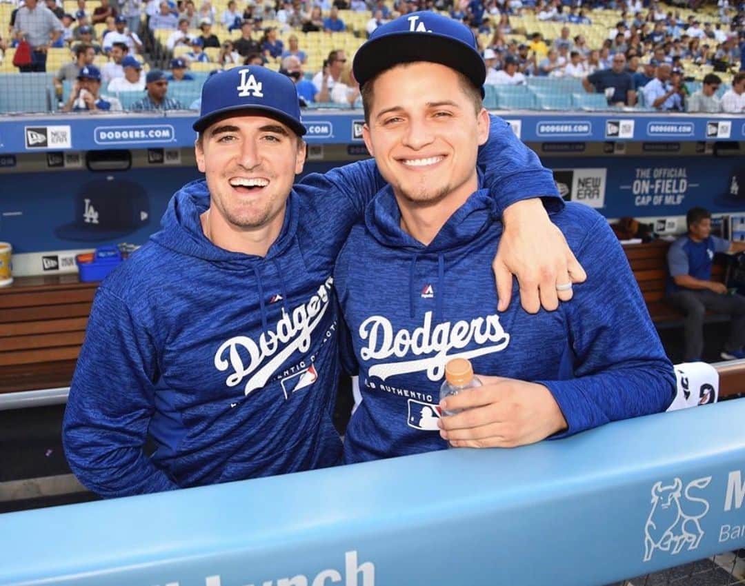 のインスタグラム：「No better combo than Chicken Strip + Seag Sauce. Gonna miss you buddy, Toronto you got a good one!!! #Roomies4Life」