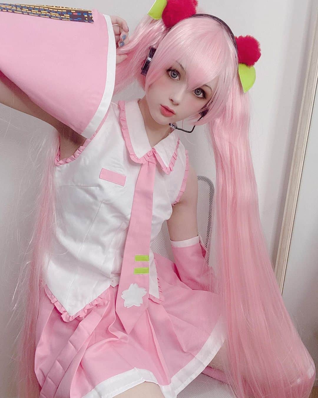 Hirari Ann（ヒラリー アン）さんのインスタグラム写真 - (Hirari Ann（ヒラリー アン）Instagram)「Happy birthday miku 💕 you are my goddess! 🥰🎀✨  Which miku cosplay is your favorite?」9月1日 14時21分 - hirariann