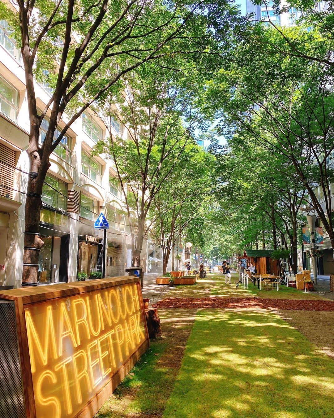 東京ステーションホテルTokyo Station Hotelさんのインスタグラム写真 - (東京ステーションホテルTokyo Station HotelInstagram)「今だけの公園⁈﻿ 木々や芝生の緑が爽やかな場所、﻿ 実は丸の内仲通りの「車道」です。﻿ 9.6までStreet Parkに大変身しています！﻿ ﻿ It seems like a “Tokyo Oasis garden” with greenery. Actually, this is a roadway in Marunouchi.﻿ It is an ideal spot for escaping the crowds!﻿ ﻿ —————————————————————﻿ @tokyostationhotel #instagrammable #tokyotravel #tokyotrip #tokyostation #tokyostationhotel #marunouchi #smallluxuryhotels  #staycation  #FutureTravelGuide #東京ステーションホテル #東京駅 #東京駅舎 #丸の内 #東京ホテル #ホテルステイ #ステイケーション #ワーケイション #ホテルライフ #ホテル巡り #ホテル好き #東京カフェ巡り #丸の内ストリートパーク」9月1日 14時19分 - tokyostationhotel