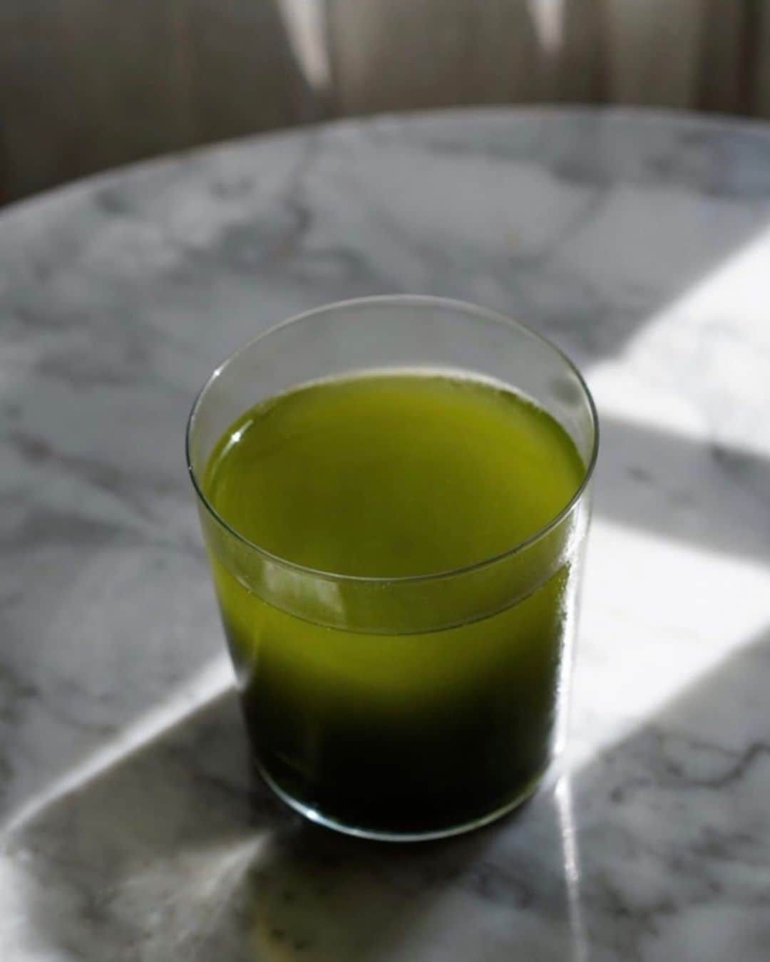 佐々木千絵のインスタグラム：「Probiotic green drink. @manda_usa   My 毎日ドリンク  乳酸菌入り青汁飲むと腸もすっきりして”美肌効果”だって。美容の為にもう一年位続けてる。 #green #drink #healthylifestyle #美肌 #腸#probiotic #酵素#wellness #3年3ヶ月熟成　#58種類の栄養素」