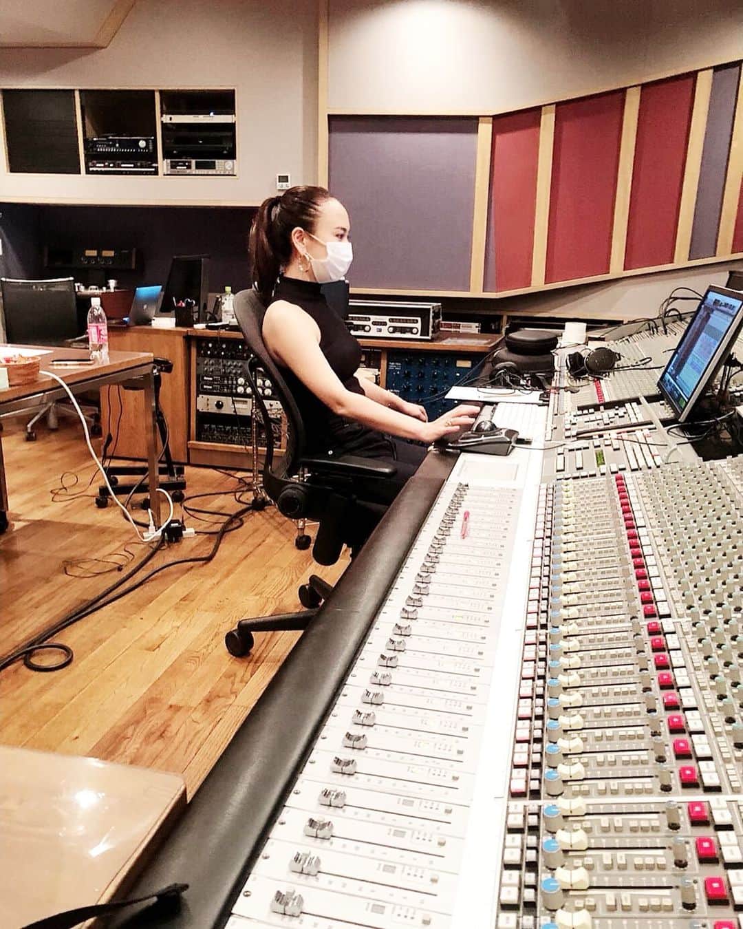 AILIのインスタグラム：「8月最後の日は、、 スタジオにてMix作業でした。 めちゃくちゃいい曲ができました😭 リリースが待ち遠しい。。。  Mixエンジニアはformの和田さん。 一緒に曲を作ったのは和田さん。 @masayawada  和田さんに囲まれた1日でした😆  Exited to get back in the studio!  #studio #studiowork #mixdown #recordingstudios  #やってる風」