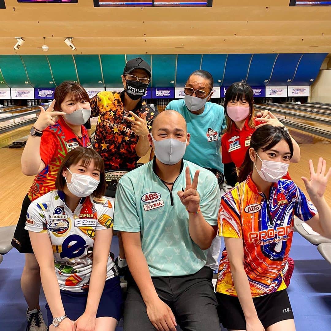 黒田アーサーのインスタグラム：「毎週月曜日は花きゃべつリーグ🎳です！昨日もまた豪華メンバーが揃いました‼️特別ゲストは加藤Ｐこと加藤祐哉プロ💕😊👏始めて参加してサクッと733ピン😱僕と矢野朋代プロチームとの対戦でしたが、朋ちゃんも718ピン打ってるのに負けました😆でもまだ首位はかろうじてキープしてます😉✌️朋ちゃん頑張ろうね❣️ほかの参加プロは💕渡辺けあきプロ💕飯田菜々プロ💕チョンヨンヒャンプロ。そして前日にKORN’S ボウリング大会を開催してお疲れのはずのKORN兄貴‼️😉👍僕も兄貴も本当にボウリングが好き過ぎてます🤣初参加の加藤プロ本当にありがとうございました🙇‍♂️🙏 #東京ポートボウル  #花きゃべつリーグ  #加藤祐哉プロ  #矢野朋代プロ  #渡辺けあきプロ  #飯田菜々プロ  #チョンヨンヒャンプロ  #ブラザーkorn兄貴  #黒田アーサー #ボウリング好きな人と繋がりたい  #ボウリング愛  #bowling #볼링」