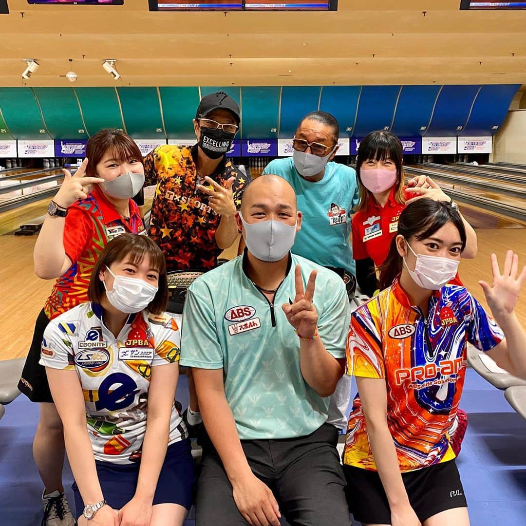 黒田アーサーさんのインスタグラム写真 - (黒田アーサーInstagram)「毎週月曜日は花きゃべつリーグ🎳です！昨日もまた豪華メンバーが揃いました‼️特別ゲストは加藤Ｐこと加藤祐哉プロ💕😊👏始めて参加してサクッと733ピン😱僕と矢野朋代プロチームとの対戦でしたが、朋ちゃんも718ピン打ってるのに負けました😆でもまだ首位はかろうじてキープしてます😉✌️朋ちゃん頑張ろうね❣️ほかの参加プロは💕渡辺けあきプロ💕飯田菜々プロ💕チョンヨンヒャンプロ。そして前日にKORN’S ボウリング大会を開催してお疲れのはずのKORN兄貴‼️😉👍僕も兄貴も本当にボウリングが好き過ぎてます🤣初参加の加藤プロ本当にありがとうございました🙇‍♂️🙏 #東京ポートボウル  #花きゃべつリーグ  #加藤祐哉プロ  #矢野朋代プロ  #渡辺けあきプロ  #飯田菜々プロ  #チョンヨンヒャンプロ  #ブラザーkorn兄貴  #黒田アーサー #ボウリング好きな人と繋がりたい  #ボウリング愛  #bowling #볼링」9月1日 14時34分 - kuroda_arthur