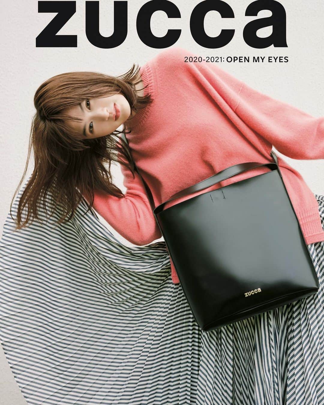 のインスタグラム：「… E-MOOK ZUCCa 2020-2021：OPEN MY EYES  ZUCCaの最新ブランドムックは、本日発売！今号は「OPEN MY EYES」をテーマに掲げ、俳優、モデル、音楽家、ダンサー、クリエイターなど、17人の表現者たちの「パーソナル」にフォーカス。秋冬新作を着こなしたインタビューや、ZUCCaの服を題材にしたアートピースや短歌など、アートブックのような仕上がりに！さあ、目を開けて。自分にとって本当に大事なものを選ぶとき！スペシャルアイテムは、ガラスレザー風のツヤ感が美しい、レザー調2WAYショルダーバッグ。斜め掛けだけではなく、手提げでも持てるようハンドル付き。ミニマルなフォルムにゴールドの箔押しロゴが入った高級感あるデザインで、日常にもシックなスタイルにも合わせやすく、さまざまなシーンで活躍します。全国のZUCCa、CABANE de ZUCCa、HUMOR SHOPおよびECサイトにてぜひチェックを。  モトーラ世理奈／若葉竜也／井桁弘恵／藤原季節／石田夢実／琉花／ヤビクエンリケユウジ／水川かたまり／Kotsu／花梨／伊藤 紺／吉開菜央／降矢 聡／haru.／HONGAMA／岡崎圭吾／柴田聡子／小西桜子  発売：2020年9月1日（火） 価格：2300円＋税 付録：2WAYショルダーバッグ（ヨコ36cm タテ32cm マチ10cm） 仕様：B4変形判（大型本）  @multimedia_tkj @zucca_tokyo  #emook #mook #zucca#openmyeyes #autumn #winter#2020 #2021  #aw20 #tokyo #japan#fashion #ootd #宝島社 #ブランドムック #ムック #ズッカ #ズッカトウキョウ」
