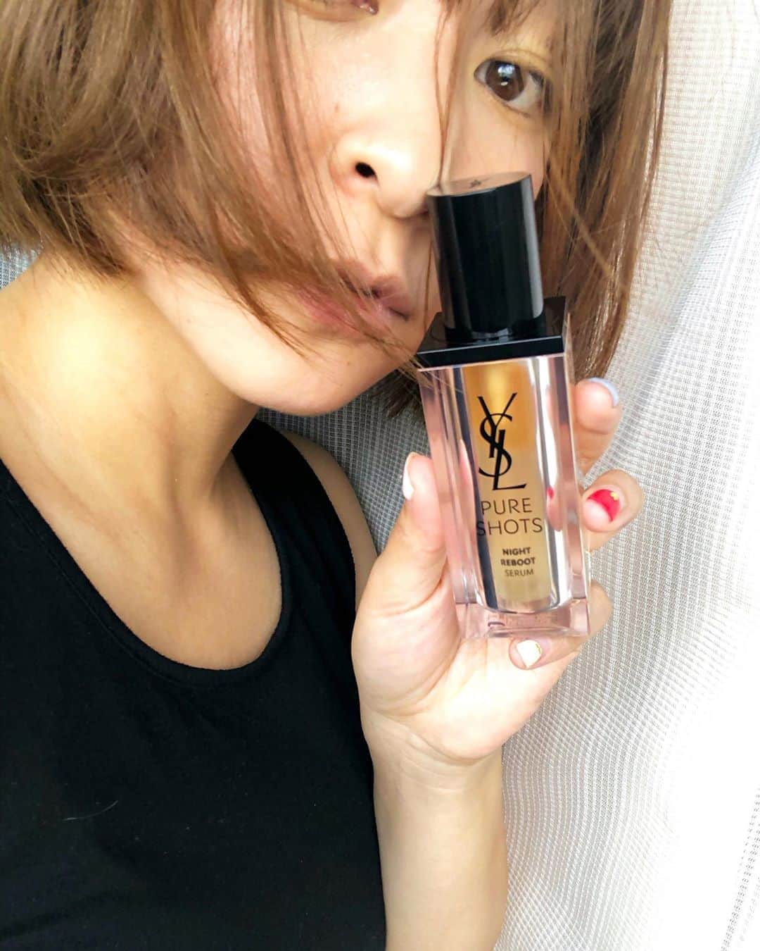 のインスタグラム：「美容に全く興味なかった35年間。 今さらすぎるほど今さら、すんごく興味持っています。笑) 美容液なんて使ったことなかったけど、いろんなの試して今はこれが自慢の美容液❤️(自慢っていうのは、自分の持ってるお化粧品の中で高価なモノって意味くらいに思っててください。笑) スーパー敏感肌の私。 高価なモノは肌に合わないことがほとんどですが、この美容液は最初から赤くなることなく使えました😍 そして、自分でわかるぐらいお肌の調子が爆アガりしました💓 ほとんどのお化粧品がつけたらすぐ真っ赤っかになるんやけどね😱(それでも試供品でいろいろお試ししてる日々。) それぞれの肌質があるからどれがイイとかはわかんないけど、美容の質問いただくこともなぜか結構あるのでまた自慢したくなったら紹介します。笑) 女子を楽しまないとだね✨ スーパーめんどくさがりだけど。笑) #コスメ #cosme #beauty #美容 #美容液 #ピュアショットナイトセラム #イヴサンローラン #すっぴん #加工なし #寝癖 #ごまかし写真 #3枚目だけは本当はこれくらい飛ばしたいって気持ちを込めた加工有り #今日から9月だぁ」