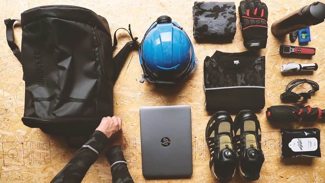 のインスタグラム：「ヘルメットや靴もスマートに収納できるリュックサック。 #防災の日 の本日は、防災バッグの見直しをしませんか？ . 汚れが付きにくい素材で、YKK製のタフなファスナーを使用しているKUROCKER'S リュックサックは、実は現場の職人さんに向けた商品なんです。 . 側面からは靴、天蓋の裏にはヘルメットが収納できるので、""もしも""の時の防災バッグやお子さまの部活用バッグとしてもおすすめです。 旅行の際には背面にキャリーバーも通せるので大活躍。重い荷物も背負うことなく運べます。 . オンラインショップのページでは、実際に荷物を入れた様子がご確認いただけます。 ぜひご覧ください。 . 詳しくはこちら https://www.cainz.com/shop/g/g4549509483731/ . KUROCKER'S リュックサック（L） 価格　3,980円（税込） ※一部店舗では売価が異なる場合がございます。 . 【特徴】 ・PUコーティング生地で汚れがつきにくい ・YKK製タフで壊れにくいファスナー使用 　従来コイル品よりも15倍の耐摩耗性を持ち、タフで壊れにくいファスナーです。 ・天蓋裏部収納（ヘルメット、小物収納等） ・側面、安全靴収納 ・キャリーバー通し付き ・PCポケット付き ・蒸れにくい背面加工 . 【使用用途】 現場への通勤に . 【サイズ】 （約）幅31×奥行21×高さ50cm . 【重量】 （約）1000g . 【材質】 本体：ポリエステル ファスナー：スチール ベルト：ポリプロピレン . 【使用上の注意】 本製品自体が保護性をもっているものではありません。 パソコン・携帯電話・精密機器などを入れて持ち運ぶ場合は十分に気を付けてください。 . 【原産国】 中国 . ※一部店舗によりお取り扱いがない場合がございます。ご了承ください。 . #cainz #cainzhome #カインズ #カインズホーム #くらしにららら #リュック #リュックサック #バックパック #スポーツリュック #kurockers #防災グッズ #PUコーティング #多機能 #多収納 #暮らし #暮らしを楽しむ #暮らしを整える #暮らしの道具 #丁寧な暮らし #丁寧な生活 #シンプルな暮らし #シンプルな生活 #シンプルライフ」