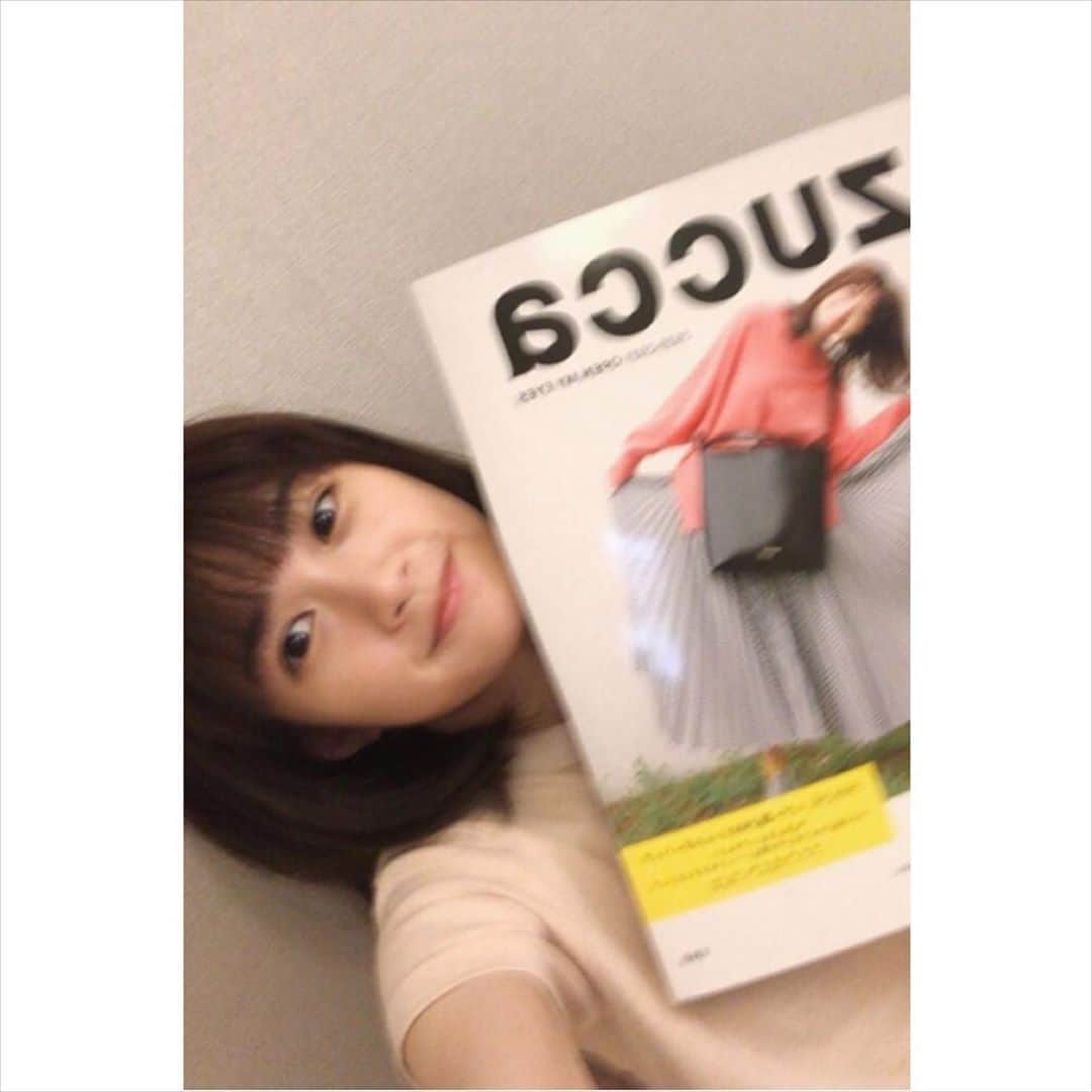 のインスタグラム：「💃🏻💃🏻💃🏻  #Repost @sakurako_kns with @get_repost ・・・ ZUCCa  MOOK 2020-2021  表紙と巻頭(裏表紙も！👜)で、 素敵なお洋服と付録のバッグを 着させていただきました。  B4変型サイズ、とても大きい〜！ 是非お手に取ってみてください。 #zucca」