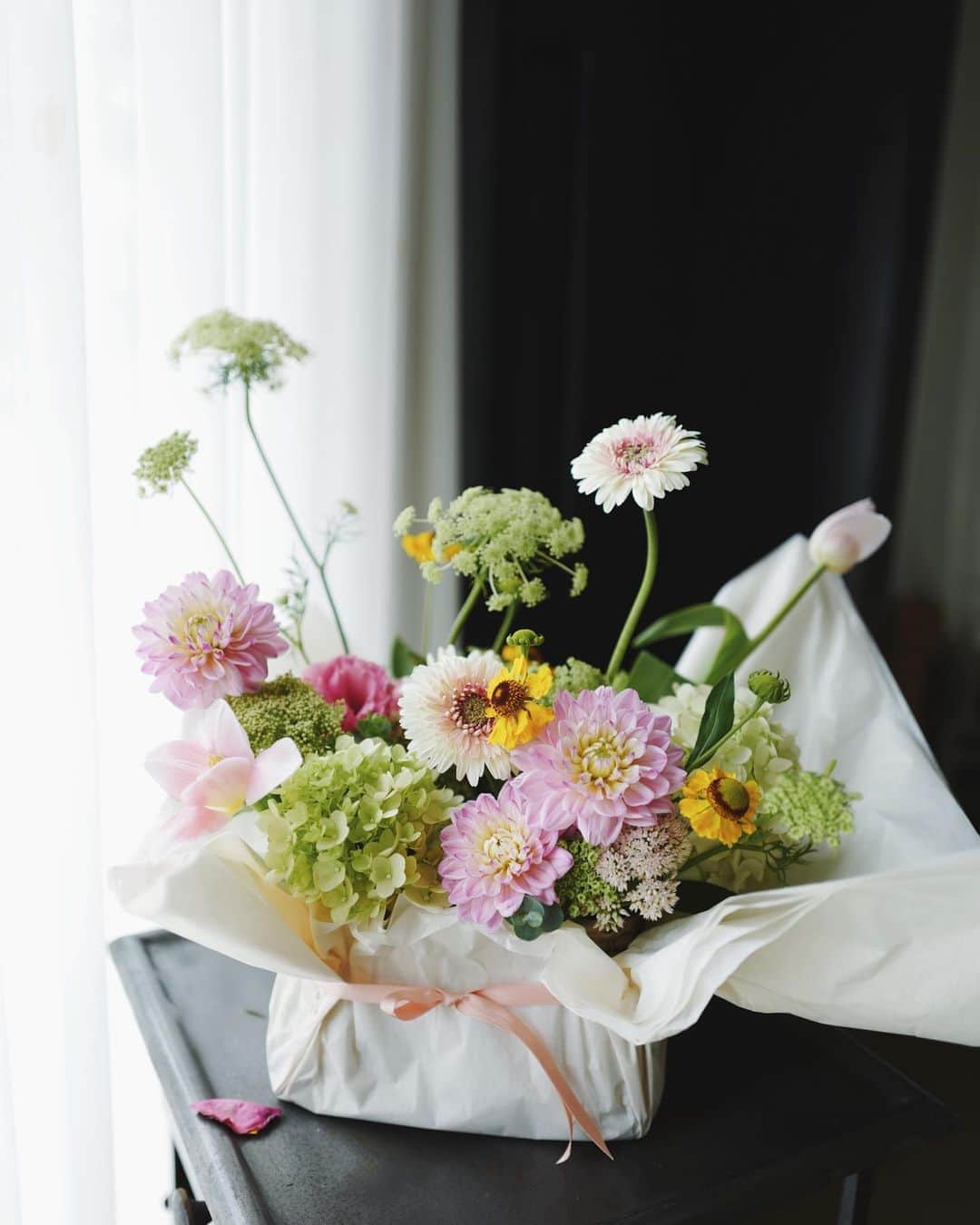 JF flower Shopさんのインスタグラム写真 - (JF flower ShopInstagram)「🌸    . . . .#2020jfflowershop #jfflowershop #flower #florist #floral #flowerlesson #koreanflorist #flowerstagram  #koreanflower  #웨딩부케 #플로리스트 #플로리스트수업 #플라워레슨#핸드타이드  #범계플라워레슨 #안양웨딩 #플라워레슨 #꽃꽂이수업 #안양꽃집 #범계꽃집 #평촌꽃집 #과천꽃집 #인덕원꽃집 #동편마을꽃집 #포일동꽃집 #내손동꽃집  #의왕꽃집 #花#花艺设计」9月1日 14時51分 - jfflowershop