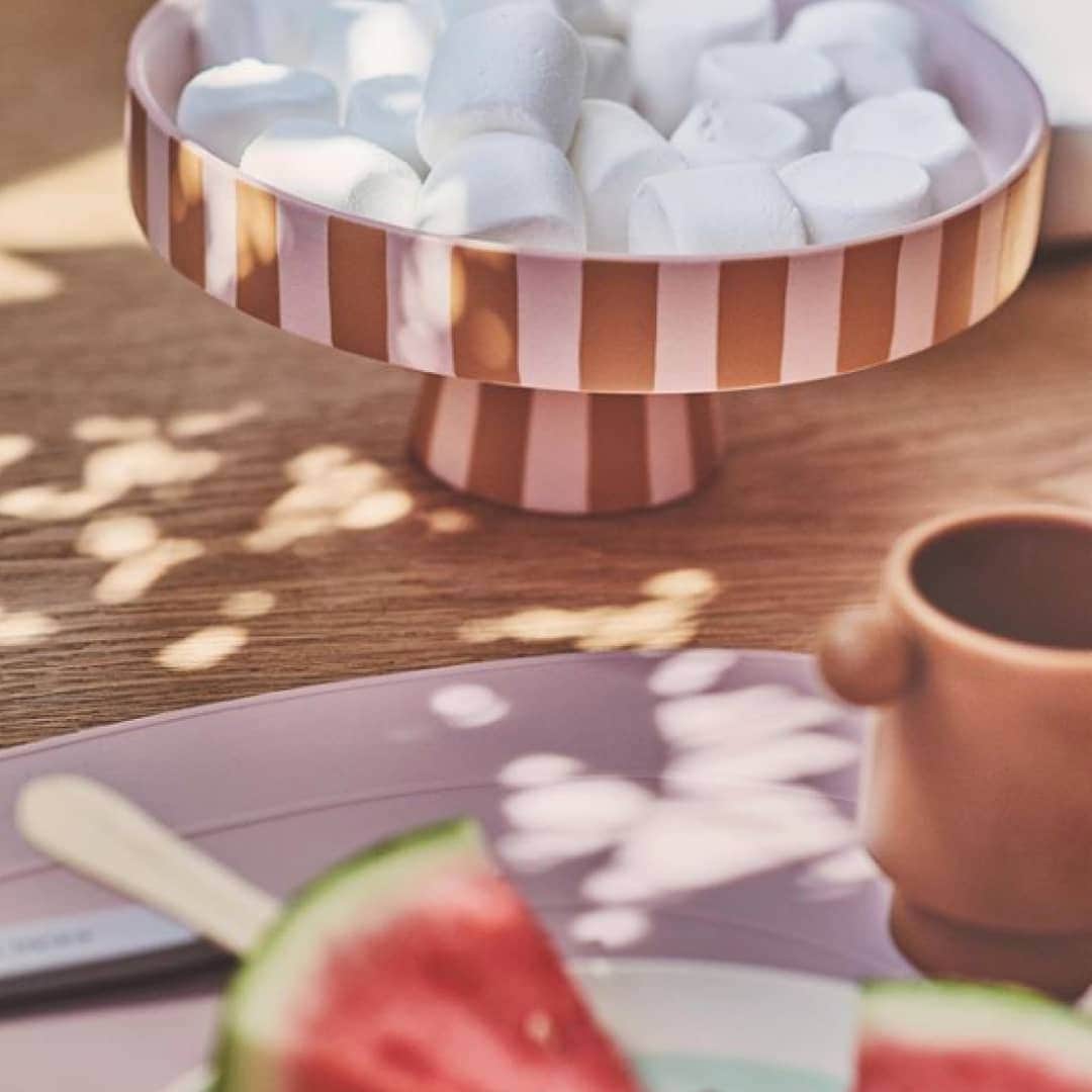 ベンシモンのインスタグラム：「Summer mood 🌸 ​Ces douces matinées d'été qui vont nous manquer... C’est officiellement la rentrée aujourd’hui alors belle rentrée à tous ! ✨ Nouvelle vaisselle à retrouver dans nos boutiques et en ligne (lien dans bio) pour prolonger votre été 😊  ​🇬🇧 Summer mood 🌸 The soft summer mornings that we will miss...  New tableware to be found in our stores and online (link in bio) to extend your summer 😊  ​📸 @oyoylivingdesign ​#summer #deco #decobensimon #Inca」
