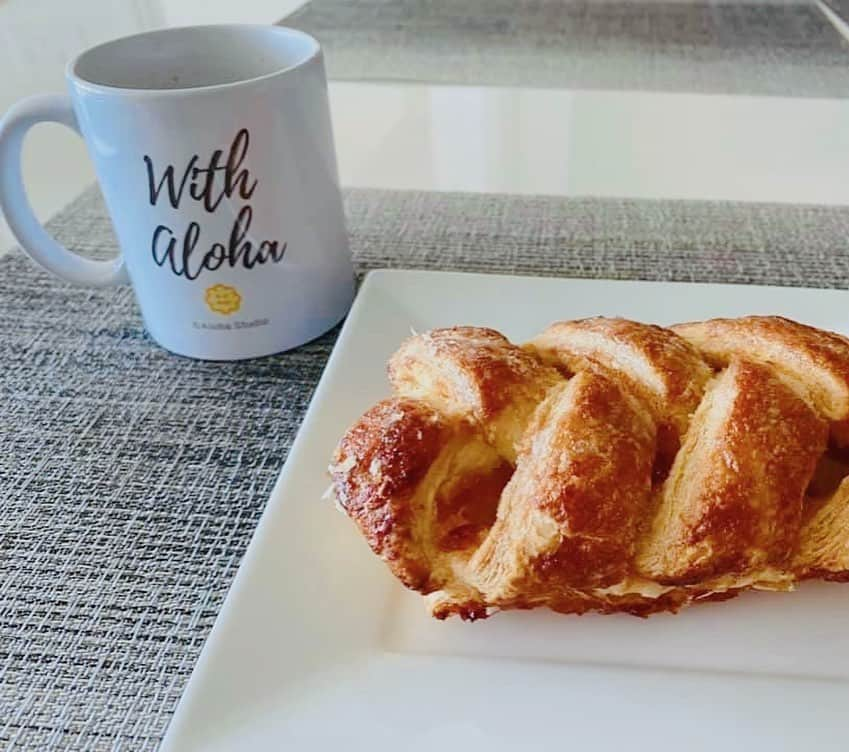 Tiaraのインスタグラム：「.﻿ コスコのアップルパイでかっ！😆🥐﻿ ﻿ 自分でデザインしたマグにラテを作って美味しくいただきました😋﻿ ﻿ オリジナルのマグ欲しい！﻿ 自分でデザインしてみたい！﻿ あなたの思いを商品にできますよ〜☕💭💕﻿ ﻿ オンラインショップはプロフィール欄からご覧頂けます😊﻿ ﻿ ﻿ #オリジナルマグ﻿ #オリジナルマグカップ﻿ #マグカップ﻿ #ハワイ﻿ #ハワイ好き﻿ #ハワイライフ﻿ #ワイキキ﻿ #ハワイ好きな人と繋がりたい﻿ #ハワイに行きたい﻿ #ハワイに住みたい﻿ #ハワイのお土産﻿ #alohastudio」