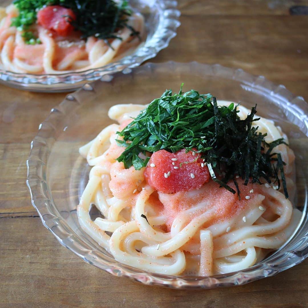のインスタグラム：「2020.9.1🍝明太バターうどん 📝レシピあります▶︎▷▶︎ ． ． Hello(｡>∀<｡)♡  ． ． 今日のランチは明太バターうどん ． 明太子はたらこでも◎ 醤油は麺つゆに変えても◎ 牛乳は豆乳でも◎ あれば生クリームでも◎ マヨ入れても◎ ． うどんはパスタでも◎ #そこ言っちゃう？😂🔨 ． 明太子、たらこ は製造元によって大きさも味付けもバラバラなのでこれと決めずに相性を見ながら作るのがオススメですよ。　 特に塩味は引けないので少しずつ足してくださいね。 ． 今日はお皿に残ったソースがもったいなくて半ライス入れてソースまでしっかり完食🐷 ． ． 今日の明太子は @tarako1banhonpo さんに送っていただいた人気No.1の辛子明太子切子を使わせていただきました✨ 安定の美味しさ❤️ ギフトにもオススメですよー。 ． ． ． #ランチ#うどん #明太バターうどん #foodstagram#instafood  #delistagrammer  #おうちごはん#フーディテーブル #igersjp#ellegourmet  #ouchigohanlover  #マカロニメイト#ご飯でエールを #homecooking #foodlovers#foodie  #たらこ一番本舗」