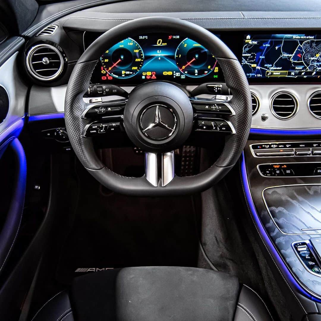 メルセデス・ベンツさんのインスタグラム写真 - (メルセデス・ベンツInstagram)「The latest generation of steering wheels from Mercedes-Benz uses capacitive hands-off detection. What does this mean? 🧐 In the new E-Class, the steering wheel uses a mat with sensors inside to detect whether your hands are holding it - and initiates the emergency stop assistant if you remain inactive for a long time. #MercedesBenz #Mbkundencenter #Eclass  @mbkundencenter」9月1日 15時02分 - mercedesbenz