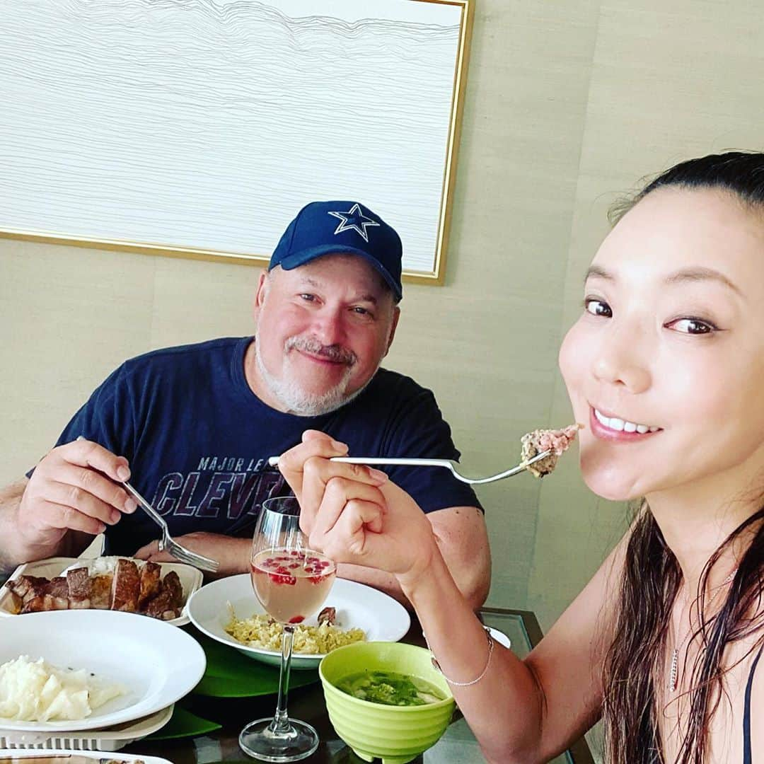 和央ようかさんのインスタグラム写真 - (和央ようかInstagram)「Had a wonderful dinner in room 😊@alohasteakhouse_waikiki Amazing 😉 ❤️😍Today I was swimming tooo much 🤪for this dinner 🥘 I know this restaurant is going to hibernate from tomorrow 😢Thank u soo much for beautiful dinner 🥘 And THANK YOU soo much Maki Chan @makikonikson ❤️🙏  食事の投稿が多く申し訳ないけど、今日のディナーは#alohasteakhouse 🥩🥘😍 このディナーの為にもう、ひたすら泳いだから😂😂😂マキちゃん、本当に有難う😍🙏隔離終わったら一緒に行こう！と言っていたのに、冬眠になっちゃったね😢冬眠前の最後の晩餐、最高だった😍🙏目玉焼きはあまりに嬉しかったから特別アップショット😂😂😂 どうかオアフ島のロックダウンが2週間で終わりますように🙏🙏🙏  #takakoworldstylin🌎 #lifestyle #hawaii #lockdown #yokawao #和央ようか」9月1日 15時14分 - yokawao0215