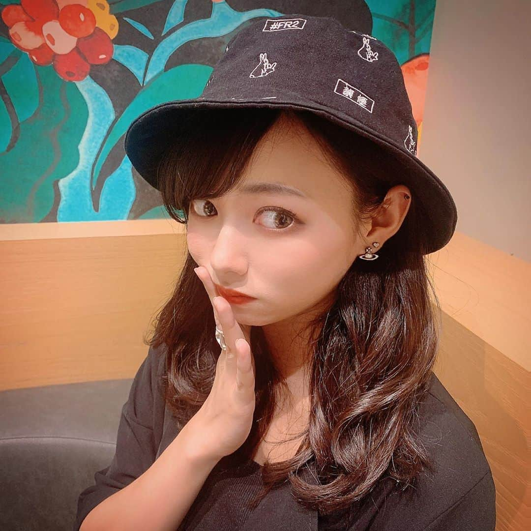 川村まりさんのインスタグラム写真 - (川村まりInstagram)「刺さる人には刺さる帽子のようで… マイラバーフレンドがくれたの✌︎('ω'✌︎ )  あ、ピアス何個空いてるんですかって聞かれたけど、両耳合わせて4つです。そんなに空いてないよ。そろそろ２つは閉じようかなとか思ってるけど、刺しちゃうから閉じないねぇ。笑  #バケハ#バケハ女子 #fr2#ブラックコーデ」9月1日 15時07分 - marimari725