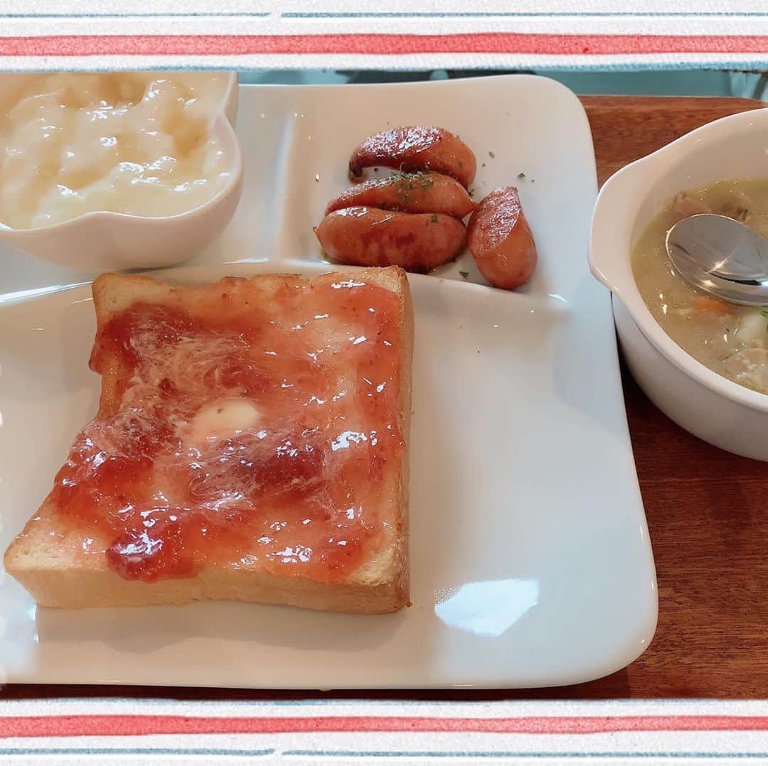 宇田川ひとみのインスタグラム：「銀座に志かわさんの美味しい食パンをゲットしたので、たまにはランチ写メ🍞✨  角切りリンゴいりヨーグルトと、クラムチャウダーとソーセージも付いてるよ😇  ワンプレートなのは、片付けが楽だから😇😇wそしてジャム塗りすぎた😇  高級食パン色々食べてますが、銀座に志かわさんは自分の中では2位🎉  1位は圧倒的乃がみさん🤩🎉  #銀座に志かわ #高級食パン #ランチプレート」