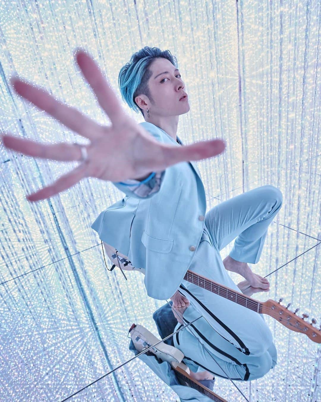 MIYAVI（石原貴雅）さんのインスタグラム写真 - (MIYAVI（石原貴雅）Instagram)「. 📺MIYAVIテレビ出演情報📺 8/28(金)にteamLab Planets TOKYOで開催された進化系バーチャルライブ「MIYAVI Virtual LIVE – Level 3.0」の模様に、リハーサル風景やインタビュー映像などを加えた特別編の放送決定‼️🔥 . MIYAVIの近未来的なギターミュージックと、世界中からも注目を浴びるteamLabが創り出す光のアートとの融合✨ そしてドローン撮影による進化系ライブとその舞台裏をお楽しみ下さい🎸 . 【番組情報】 10/31(土)16:00 MIYAVI 進化系バーチャルライヴ「Virtual LIVE – Level 3.0」特別編 https://www.nitteleplus.com/program/miyavi_virtual_lv3/ . 【チャンネル情報】 日テレプラス ドラマ・アニメ・音楽ライブ http://www.nitteleplus.com スカパー！、スカパー！プレミアム、J:COMほか全国CATV、ひかりTV、auひかり ※ご視聴にはご契約が必要です . #MIYAVI #LDH #MYVCREW #MIYAVIVirtual #VirtualLIVE #teamLab #teamLabPlanetsTOKYO #特別編 . @teamlab.planets」9月1日 15時21分 - miyavi_staff