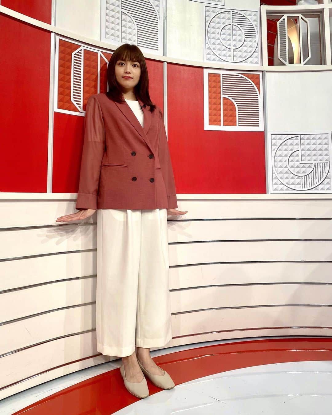 日本テレビ「Going!Sports&News」さんのインスタグラム写真 - (日本テレビ「Going!Sports&News」Instagram)「◾️先週の#川口春奈 キャスター◾️﻿ ﻿ Going!では普段の川口さんとは違うイメージの衣装なので 毎週見るのが楽しみです👚💕﻿ ﻿ そして、スタッフがいつも突然﻿ 「この動きやってほしい」と無茶振りをするので﻿ ヒールのない靴を履いてくれていることが多いです🥿﻿ ﻿ ﻿ さて、先日取材をしたのは羽根田卓也選手でしたね🛶﻿ 後編もお楽しみに🤩✨  ﻿ ﻿#記念すべき100投稿目 ﻿ #going_ntv #ゴーイング﻿ #日テレ﻿ #スポーツニュース﻿ ﻿ #上田晋也 #川口春奈 #江川卓﻿ #後藤晴菜 #弘竜太郎 #杉野真実」9月1日 15時21分 - going_ntv