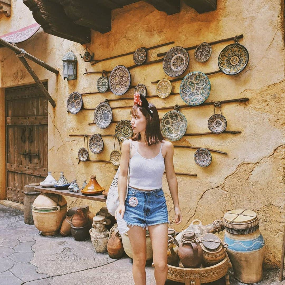 保坂玲奈さんのインスタグラム写真 - (保坂玲奈Instagram)「_____#Disneysea . . やっぱりアラビアの世界観が可愛くて好き︎🕌  なるべく着る服の面積を減らすという 暑さ対策をしてきたけど もう秋の香りがしてきた🍁  あ､ディズニーはコロナ対策抜群です。 写真を撮る一瞬だけマスク外しました。 . . . #Disneysea#tokyodisneyresort#ディズニーシー#withコロナ#156cmコーデ#低身長コーデ#156cm#ショートパンツコーデ#totheseahawaii」9月1日 15時28分 - __renao_0707