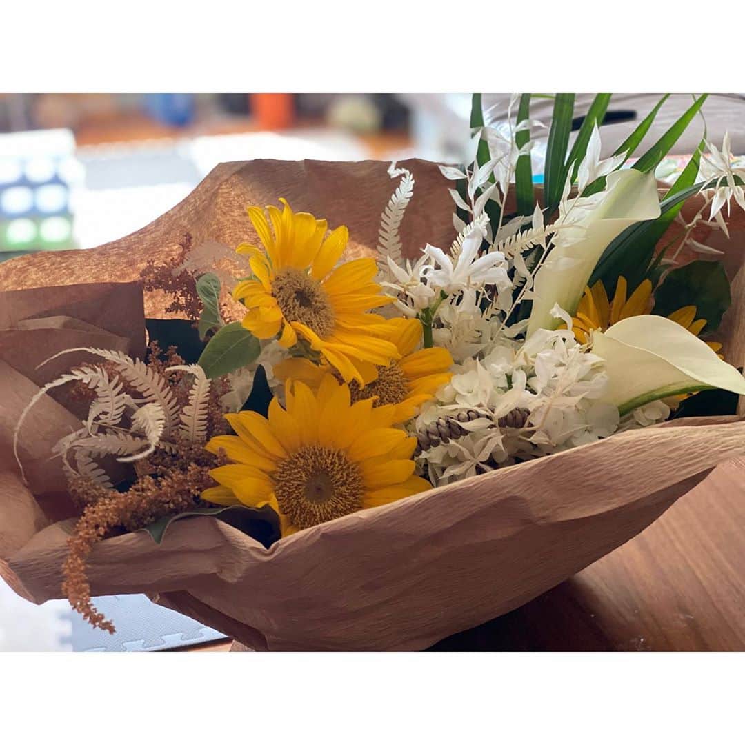 森麻季さんのインスタグラム写真 - (森麻季Instagram)「あっという間に9月 秋っぽい風も感じられるようになりましたね  8月にいただいたお花のバスケット🌻 @kashiwagihitomi のセンスすごく好き、ありがとうございます  素敵な9月になりますように  #8月の思い出の花 #ひまわりって元気になる  #フラワーアレンジメント」9月1日 15時34分 - maki.mori_m