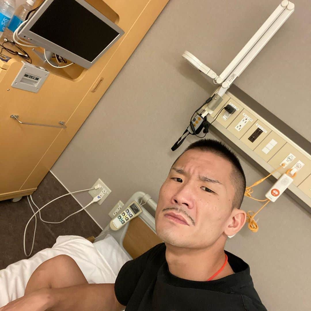 のインスタグラム：「看護師さんが可愛すぎて何回オ○ニーしちゃうかわかったもんじゃねーな  オ○ニー記録が更新されそう。そして俺の金子が成長する。 素人童貞に野生の女性はまじで心臓にわりーな  #堀井翼のラッキーパンチチャンネル  #堀井翼 #股間王 #ホームレス #入院生活 #手術」