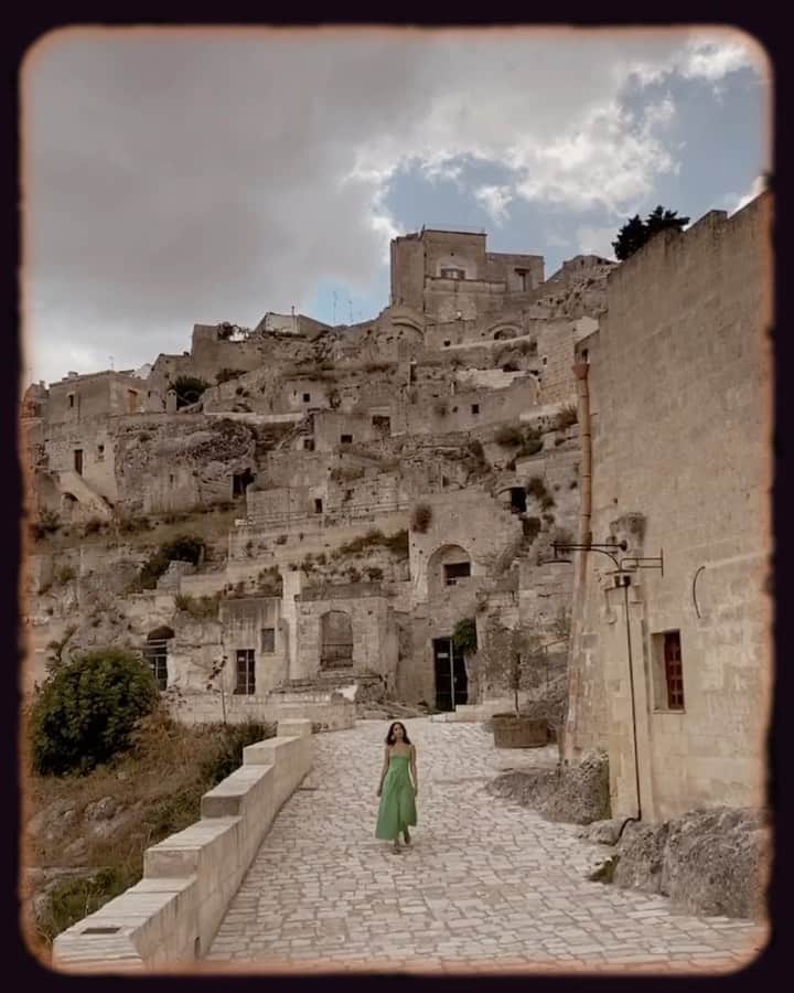 sananasのインスタグラム：「MATERA ⛰Un voyage dans le passé ... Deuxième ville plus vieille du monde (juste après Jéricho en Palestine), elle est composée de « Sassi » troglodytiques (habitations creusées directement dans la roche) 😍. Traitée de honte nationale en 1950 car les conditions de vie étaient très limitées (les habitants dormaient dans la même pièce que leurs animaux...) , c’est en 1993 que l’UNESO a inscrit les Sassi sur la liste du Patrimoine Mondial de l’Humanité. C’est en effet un modèle de vie en parfaite harmonie avec l’environnement car ils exploitaient les ressources sans l’altérer. J’ai adoré visiter cette ville, on y a marché pendant des heures ... J’ai eu l’impression d’avoir remonté le temps c’était incroyable !  C’est sans grande surprise que de nombreux films 🎥 sont tournés ici aujourd’hui, les décors sont parfaits pour des films tels que Wonder Woman, La passion du Christ ... !  J’en profite pour vous souhaiter une bonne rentrée ! J’espère que tout se passera bien malgré le stress 😥Racontez-moi tout, je veux tout savoir ! 💚  #Matera #MateraItaly」