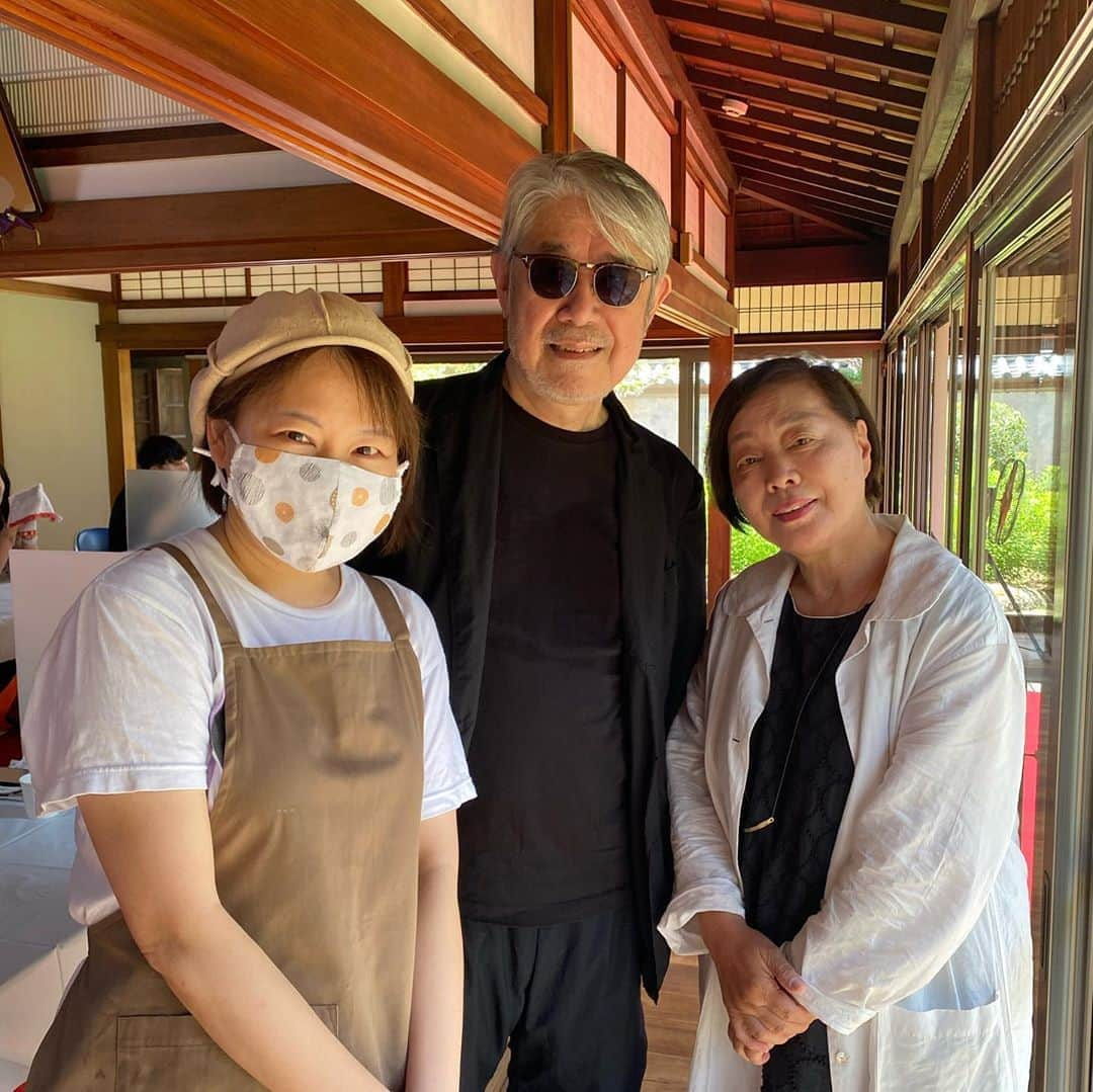 松本隆さんのインスタグラム写真 - (松本隆Instagram)「奈良のくるみの木オーナーのマーサの案内で、東大寺のほうせき箱にかき氷を食べに。噂にたがわず素晴らしく美味しかった。だが、今年の夏は最終日とのこと。また来年の夏が楽しみに。で、ほうせき箱の岡田桂子さんと3ショット。」9月1日 15時44分 - takashi_matsumoto_official