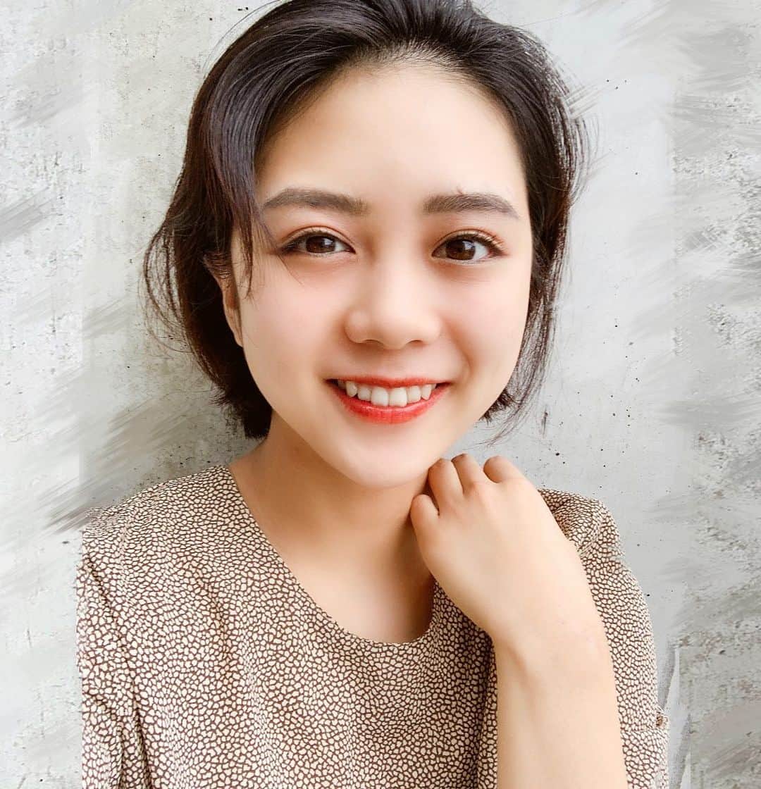 金野美穂のインスタグラム：「今日から９月ですね。 コオロギや、スズムシの声がきこて 夏も終わりだな〜と感じます  ちなみに 西洋人は虫の音を機械音や雑音と同様に音楽脳（右脳）で処理するのに対し  日本人は言語脳で受けとめる（左脳） と角田忠信教授の研究で明らかになっているそうです🧠  面白いですよね🌿  四季の移ろいを 詠を読んだり、絵を書いたり、花を生けたり しながら楽しむ日本の文化が、私は大好きです🍁  涼しくなったら窓をあけて 虫の声をきこう🦗🌕📚  チンチロチンチロチンチロリン♫  〜・〜・〜・〜・〜・〜・〜・〜・〜・〜・  ９月5日はTIPSTARに出演します🚴‍♀️🚴‍♂️  一緒に競輪予想しませんか〜😆✨  #9月#虫の声#ショートヘア#sptember」