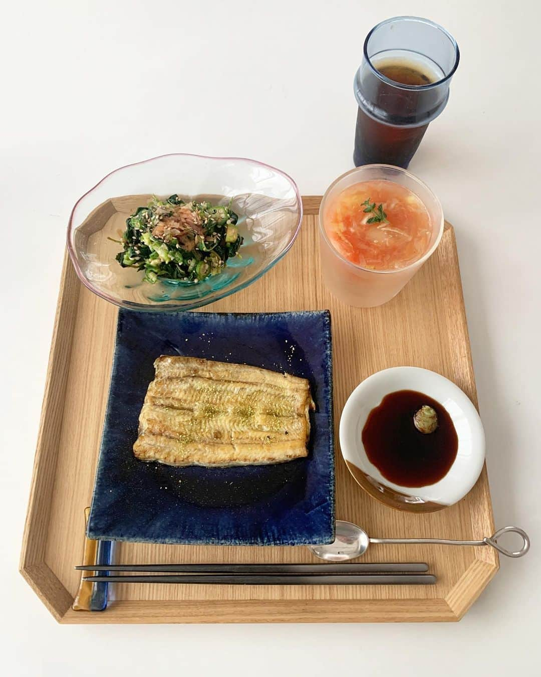 黒沢祐子さんのインスタグラム写真 - (黒沢祐子Instagram)「・ ・ 9月1日 onlineピラティス後のブランチ😋  ⚫︎埼玉久喜市にある川魚料理田口屋さんの白焼き ⚫︎モロヘイヤとオクラのポン酢和え ⚫︎グレープフルーツとレモンの寒天ゼリー ⚫︎煮出したルイボスティー  鰻は8月の土曜の丑の日に@nana_lagrange が ご実家の鰻を贈ってくれたの🥺 蒲焼きと白焼きと2枚ずつあったから冷凍しておいたのを 解凍してアルミホイルに包んで温めた  すごくおいしい鰻で、いつか一緒に食べに行こうねと 話してる🍻  ななちゃん、明日で結婚2年目だね👰おめでとう㊗️ 打ち上げの時にすでに赤ちゃんを授かっていて 乾杯できなかったから年内必ず🥂ね！  おいしいおうなさんをありがとう ・ ・ #life #おうちごはん #おうなさん #川魚料理田口屋　さん #ななちゃん鰻にタグ付け🤣 #寒天ゼリーまた作った」9月1日 15時47分 - yukowedding