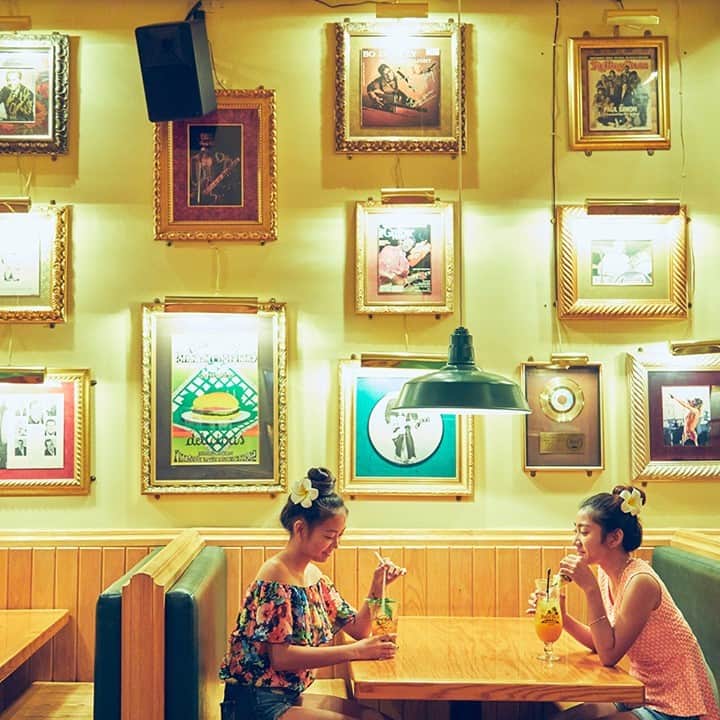 マリアナ政府観光局さんのインスタグラム写真 - (マリアナ政府観光局Instagram)「日本から一番近いアメリカなサイパンはローカルの文化だけでなくアメリカンな雰囲気も味わえるのが魅力✨✨⁠ .⁠ ガラパンのど真ん中にある「ハードロックカフェ」は日本でもおなじみのアメリカンテイストのレストラン。⁠ 遊び疲れた時は、アメリカンダイナーを気分を味えるこのお店でちょっと休憩☕⁠ .⁠ 🌏 #ハードロックカフェサイパン / #サイパン ⁠ .⁠ .⁠ 🌊🌊🌊🌊🌊🌊🌊🌊🌊🌊⁠ .⁠ マリアナ政府観光局×かえるのピクルス コラボ記念❗⁠ .⁠ サイパン旅行で使える旅行券が当たる「ピクルスとマリアナ行きたい2020」キャンペーン開催中！⁠ マリアナピクルスpicはもちろん、マリアナの旅の思い出picでも応募できます🙌✨⁠ .⁠ .⁠ 🐸 応募方法 🐸⁠ 1. マリアナピクルスpic、またはサイパン・テニアン・ロタの思い出picを用意する📷⁠ .⁠ 2. 次の３つのハッシュタグすべてを付けて投稿⁠ .⁠ #ピクルスとマリアナ行きたい2020 ⁠ #日常にかえるまで ⁠ #ピクルスとステイセーフ ⁠ .⁠ ☘ 締め切り ☘⁠ 2020年10月31日(土)⁠ .⁠ 🌊🌊🌊🌊🌊🌊🌊🌊🌊🌊⁠ .⁠ .⁠ #ハードロックカフェ #カベジョ #海外旅行 #サイパングルメ #マリアナジェニック #テニアン #ロタ島 #マリアナ #北マリアナ諸島 #カフェ #レトロ #おうちで旅体験 #ひとやすみ #hardrockcafesaipan #hardrockcafe #saipan #tinian #rotaisland #northernmarianaislands #onlinetravel #wall #restaurantdesign #holiday ⁠ ⁠ ⁠」9月1日 21時15分 - mymarianas_mva
