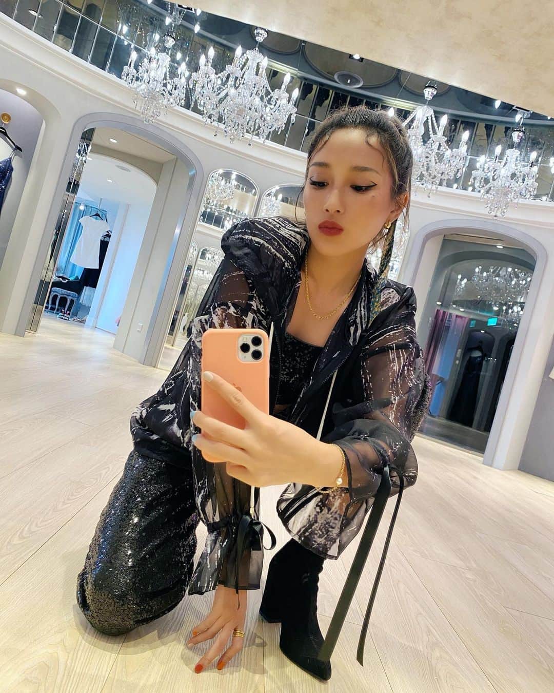 安柏兒のインスタグラム：「即將到來的美麗之約 該選哪一套呢？ 選擇困難⋯ 猜猜最後會選哪一套呢💓🤪  #JasmineGalleriaTaipei #和JGT一起FashionCheckIn #Resort2021  @jasmine_galleria_taipei」