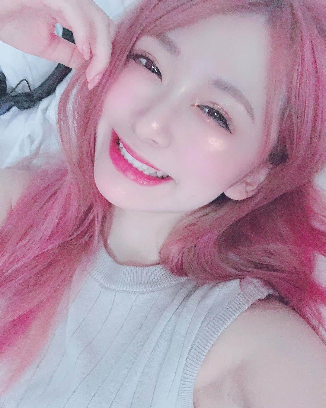 のインスタグラム：「笑ってるのめずらしかも( ´ • ·̫ • ` )」