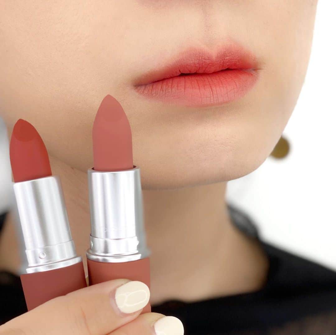 M∙A∙C Cosmetics Japanのインスタグラム：「【本日公式オンライン発売】 「パウダーキス リップスティック」から人気の2色が限定パッケージで登場💄 #MACパウダーキス #MACPowderKiss ㅤ 2色をふんわりぼかして、溶け込むようなロマンチックな唇を✨ ㅤ ☑︎パウダーキス リップスティック 限定パッケージ 全2色（デボーテッド トゥ チリ／マル イット オーバー）  ㅤ *8月9日(日) HANKYU BEAUTY ONLINE阪急百貨店公式コスメ通販 先行発売 *8月10日(月) 阪急うめだ本店、西宮阪急、神戸阪急、博多阪急 店舗限定発売 *9月1日(火) M·A·C 公式オンライン ショップ、M·A·C公式ショップ 楽天市場店 発売  ㅤ #MACCosmeticsJapan #MACCosmetics #MAC #MACコスメ #マックコスメ #コスメ#コスメ紹介#コスメ好き#コスメレポ #化粧品 #デパコス #コスメ部 #コスメマニア #メイク好き#メイク道具#美容大好き#美容好き#メイクプロセス#トレンドメイク#夏メイク#メイクテク #MACリップ#リップ#リップメイク#リップスティック#リップケア#ボリューム#ぷっくり」