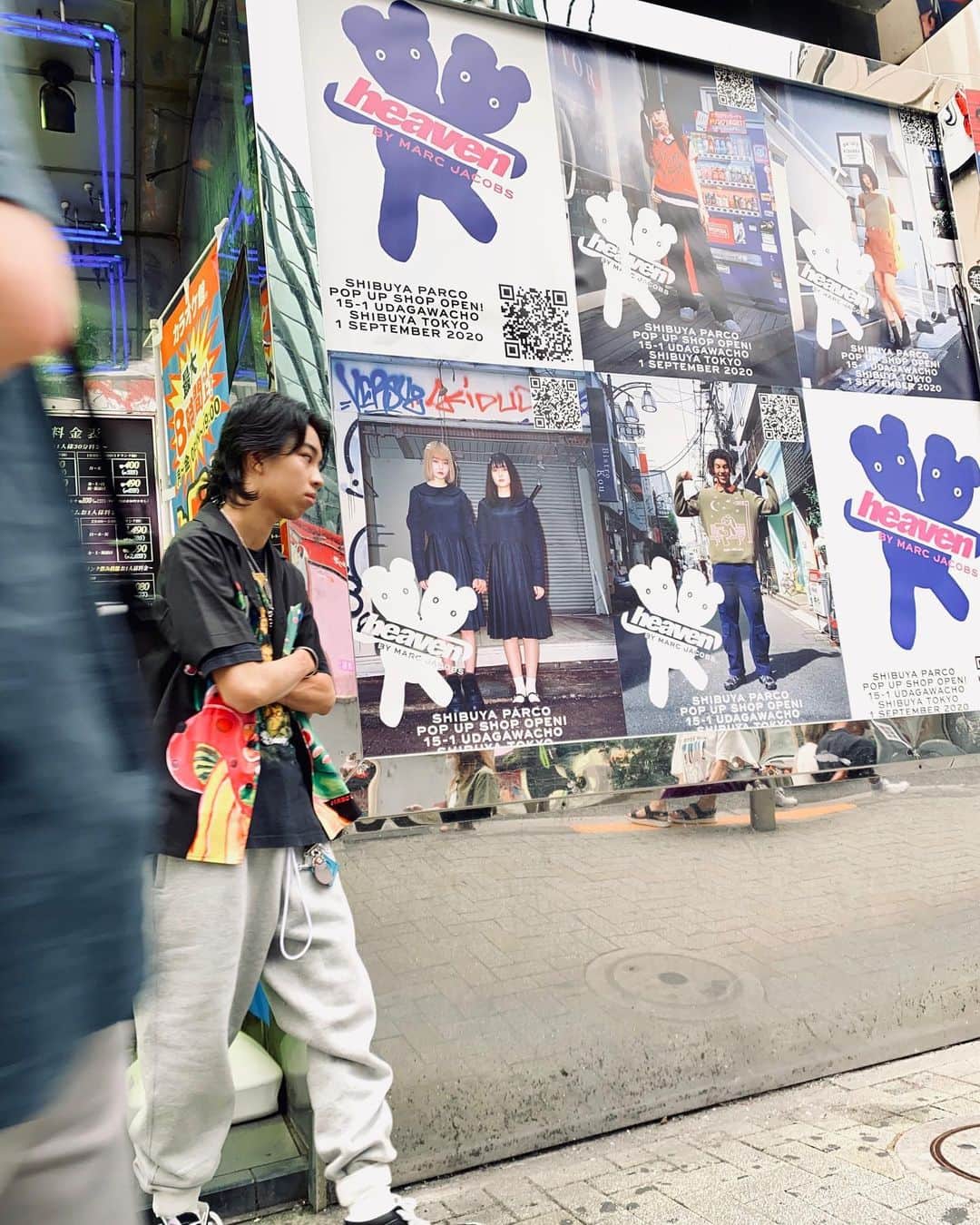 YOSHI（よし）さんのインスタグラム写真 - (YOSHI（よし）Instagram)「”HEAVEN BY MARC JACOBS”の渋谷の街中にあるポスターのQRから”ダブル・ヘッド・ベア”の壁紙もGET出来るってさ😎  @marcjacobs  @heav3n」9月1日 16時06分 - yoshi.226