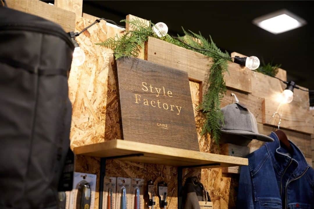 カインズさんのインスタグラム写真 - (カインズInstagram)「【Style Factory 2店舗オープン！】 7月18日に『Style Factory ららぽーと海老名店』が、 8月1日に『Style Factory みなとみらい東急スクエア店』がオープンしました。  自分らしく過ごす暮らしのヒントを『Style Factory』から。 毎日を豊かにする、使い勝手のよいアイテム。自分らしさをプラスできる、パーツやワークスペース。よりよく暮らせるアイテムが揃い、私らしいスタイルがつくれる。 そんな場所を目指してくらしをシーンで切り取り、テーマごとにまとめました。  ◆楽カジ ～くらしを、家事から変える～ 毎日の家事がもっとラクに、もっと楽しくなる。そんな工夫が詰まったアイテムが「楽カジ」テーマには勢揃いしています。 道具だけを揃えたキッチン用品売り場や掃除用品売り場、洗濯用品売り場などではなく、一緒に組み合わせて使うとより良いくらしに繋がるような様々な分野の商品を合わせて展開しています。  ◆&Pet ～人とペットは“ひとつの空間” でくらす～ 家族の一員であるペットと一緒にくらす日々をもっと楽しく、快適に。 制菌防臭や爪が引っかかりにくいなど、ペットと過ごす空間がより快適になるように機能性やデザイン性が備わったインテリア用品などを展開。 ペット用品だけでなく、ペット含む家族みんなが使うラグや座椅子、家具など幅広いジャンルを揃えています。  ◆快眠 ～快適な睡眠環境を創り出す～ 健康の第一歩は快眠から。寝心地をとことん追求した布団や枕はもちろん、お部屋のライティングや寝る前のバスタイムにお勧めの入浴剤など、あらゆる観点から上質な眠りをお届けするご提案を盛り込んだコーナーです。  ◆Small Space ～空間活用が空間を創り出す～ ちょっとした工夫で、限られたスペースを有効活用。 そのまま使える収納用品だけでなく、DIYすることで空間は自分らしく活用できる、そんな新たな空間をつくり出し、お気に入りのくらしをつくる。 そんなアイデアあふれるアイテムを取り揃えています。  ◆Creative DIY ～くらしのすべてをDIYから～ くらしを“もっとこうしたい“、そんな想いをカタチに。 愛着のある自分らしいくらしをつくり出す、工夫が詰まったアイテムが勢ぞろい。モノづくりだけではなく、「くらしをつくる」ことすべてをDIYと捉え、DIYの楽しさを提案します。  詳しくはこちら https://style-factory.cainz.com/  いつものカインズとはまたちょっと違う雰囲気で、お買物をお楽しみいただけます。お近くにお越しの際は、ぜひお立ち寄りください♩  #cainz #cainzhome #カインズ #カインズホーム #くらしにららら #style factory #スタイルファクトリー #ららぽーと海老名 #みなとみらい東急スクエア #楽カジ #pet #快眠 #smallspace #creativediy #暮らし #暮らしを楽しむ #暮らしを整える #暮らしの道具 #丁寧な暮らし #丁寧な生活 #シンプルな暮らし #シンプルな生活 #シンプルライフ」9月1日 16時00分 - cainz_official