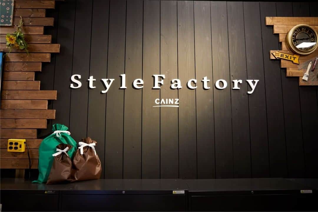 カインズさんのインスタグラム写真 - (カインズInstagram)「【Style Factory 2店舗オープン！】 7月18日に『Style Factory ららぽーと海老名店』が、 8月1日に『Style Factory みなとみらい東急スクエア店』がオープンしました。  自分らしく過ごす暮らしのヒントを『Style Factory』から。 毎日を豊かにする、使い勝手のよいアイテム。自分らしさをプラスできる、パーツやワークスペース。よりよく暮らせるアイテムが揃い、私らしいスタイルがつくれる。 そんな場所を目指してくらしをシーンで切り取り、テーマごとにまとめました。  ◆楽カジ ～くらしを、家事から変える～ 毎日の家事がもっとラクに、もっと楽しくなる。そんな工夫が詰まったアイテムが「楽カジ」テーマには勢揃いしています。 道具だけを揃えたキッチン用品売り場や掃除用品売り場、洗濯用品売り場などではなく、一緒に組み合わせて使うとより良いくらしに繋がるような様々な分野の商品を合わせて展開しています。  ◆&Pet ～人とペットは“ひとつの空間” でくらす～ 家族の一員であるペットと一緒にくらす日々をもっと楽しく、快適に。 制菌防臭や爪が引っかかりにくいなど、ペットと過ごす空間がより快適になるように機能性やデザイン性が備わったインテリア用品などを展開。 ペット用品だけでなく、ペット含む家族みんなが使うラグや座椅子、家具など幅広いジャンルを揃えています。  ◆快眠 ～快適な睡眠環境を創り出す～ 健康の第一歩は快眠から。寝心地をとことん追求した布団や枕はもちろん、お部屋のライティングや寝る前のバスタイムにお勧めの入浴剤など、あらゆる観点から上質な眠りをお届けするご提案を盛り込んだコーナーです。  ◆Small Space ～空間活用が空間を創り出す～ ちょっとした工夫で、限られたスペースを有効活用。 そのまま使える収納用品だけでなく、DIYすることで空間は自分らしく活用できる、そんな新たな空間をつくり出し、お気に入りのくらしをつくる。 そんなアイデアあふれるアイテムを取り揃えています。  ◆Creative DIY ～くらしのすべてをDIYから～ くらしを“もっとこうしたい“、そんな想いをカタチに。 愛着のある自分らしいくらしをつくり出す、工夫が詰まったアイテムが勢ぞろい。モノづくりだけではなく、「くらしをつくる」ことすべてをDIYと捉え、DIYの楽しさを提案します。  詳しくはこちら https://style-factory.cainz.com/  いつものカインズとはまたちょっと違う雰囲気で、お買物をお楽しみいただけます。お近くにお越しの際は、ぜひお立ち寄りください♩  #cainz #cainzhome #カインズ #カインズホーム #くらしにららら #style factory #スタイルファクトリー #ららぽーと海老名 #みなとみらい東急スクエア #楽カジ #pet #快眠 #smallspace #creativediy #暮らし #暮らしを楽しむ #暮らしを整える #暮らしの道具 #丁寧な暮らし #丁寧な生活 #シンプルな暮らし #シンプルな生活 #シンプルライフ」9月1日 16時00分 - cainz_official
