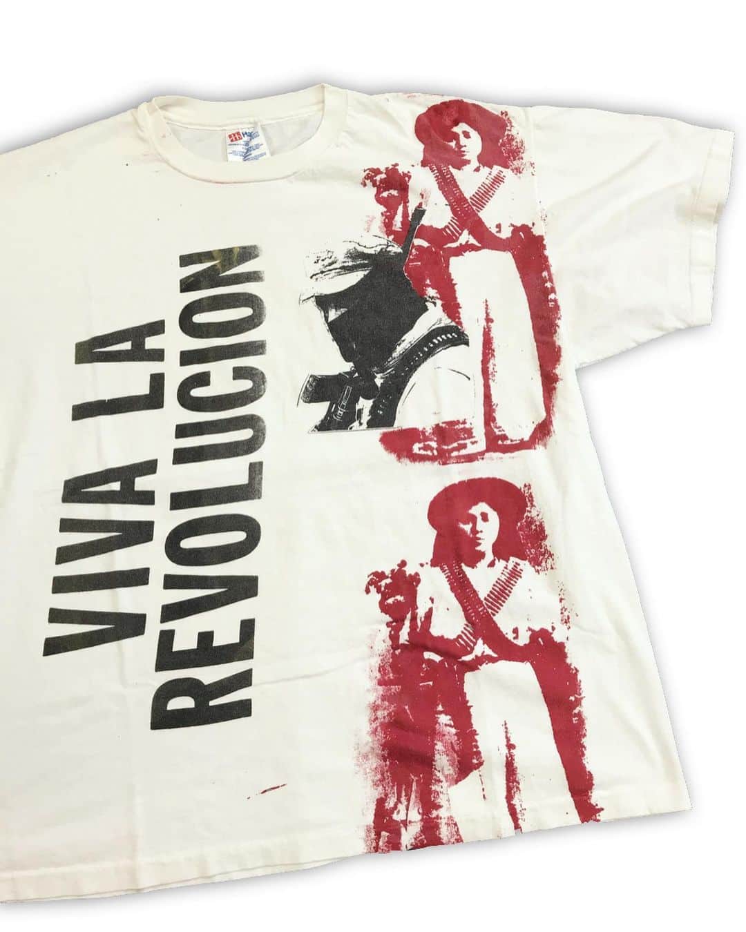 のインスタグラム：「90's Unknown Hand Printed「EZLN」¥11800+tax .  デザインのモチーフは恐らくEZLN（サパティスタ民族解放軍） メキシコ革命を主導し、土地と自由を求めて戦った革命家 「エミリアーノ・サパタ」の名が由来のゲリラ組織として有名です。  90年代全盛期にrage against the machineのメンバーもEZLNのTシャツ着ていた事で有名です。  作者不明の手刷りTシャツですが抜群のセンス。 白ボディーに赤と黒のシンプルな色使いがカッコ良いです！ . ボディーはUSA製 HANES　袖、裾共にシングルステッチ。 全体的にくすみ、フロントに目立たない程度のシミが薄らとございます。 使用感はございますがコンディションは一般的なUSEDレベルだと思います。 .  WEB SHOPに入荷しております。 是非ご覧ください。 jammru.com  #お問い合わせはお電話で承ります #jammru#jammru_tee #osaka  #fashion  #streetstyle  #streetfashion  #vtg  #vintage  #used  #usedclothing  #古着 #古着屋 #ファッション #70s #80s #90s#vintagetshirt #vintagetee #ご来店の際はマスクの着用をお願い致します」