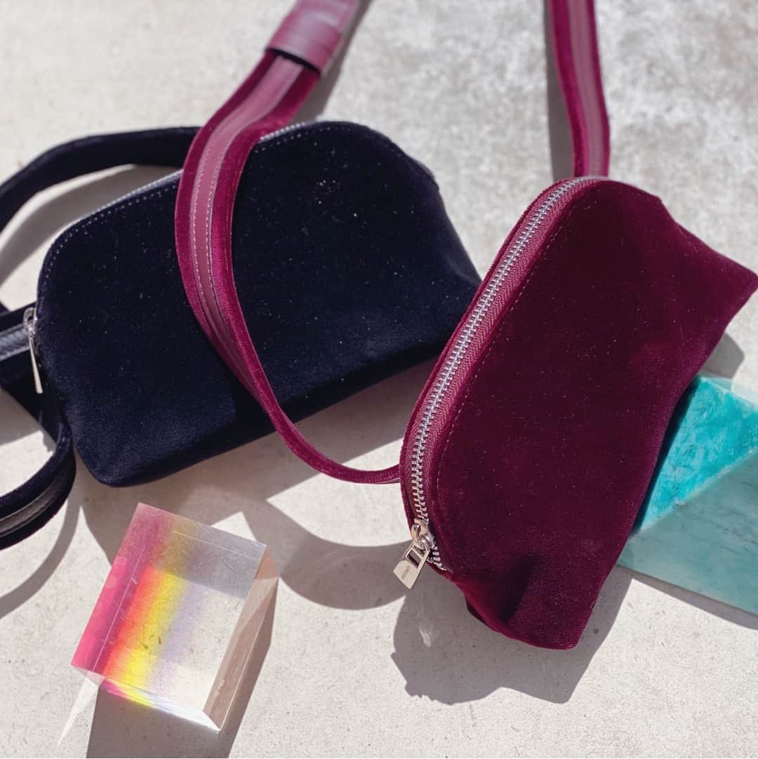 のインスタグラム：「BELT BAGS ADDICTION - your handsfree ⠀⠀⠀⠀⠀⠀⠀⠀⠀ you can fit your telephone - card and keys and rock it on a dress or on jeans - shop the 'burgundy and black' #melimelo #melimelobags #style #bag #bags #s #classicbag #classic #wardrobestaple #madeinitaly #timeless #a #understated #itbag」