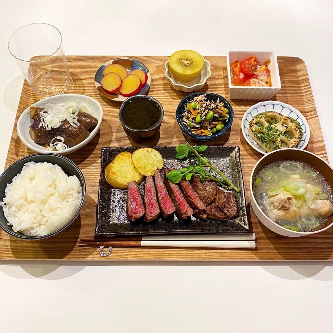 姫野れみのインスタグラム：「#石毛家の食卓 👨🏿‍🍳♡ 試合前々日のご飯です！ 試合前にはステーキを焼くことが多くて 良いお肉が手に入ったので久しぶりに🍴 (この後もう少し焼きましたが...) 定番の西部家直伝の参鶏湯と @shionishicook で 美味しそうだった海苔塩蓮根も大好評でした😋  🐄#牛ヒレ肉のステーキ 🥔#海苔塩蓮根 🍆#茄子の煮浸し 🐓#鶏ささみと枝豆とひじきのサラダ 🍠#さつまいものレモン煮 🌊#もずく酢 🍅#トマトのしチーズ焼き 🍚#白米 🍲西部家直伝 #参鶏湯 🥝#ゴールドキウイ  #サッカー選手のごはん #アスリートフードマイスター #アスリート飯 #料理 #和食 #夕食 #夕飯 #夜ご飯 #晩ごはん #夜ご飯 #夜ごはん #和食ごはん #手作り料理 #手作りごはん #おうちごはん #レシピ #dinner #food #cooking」