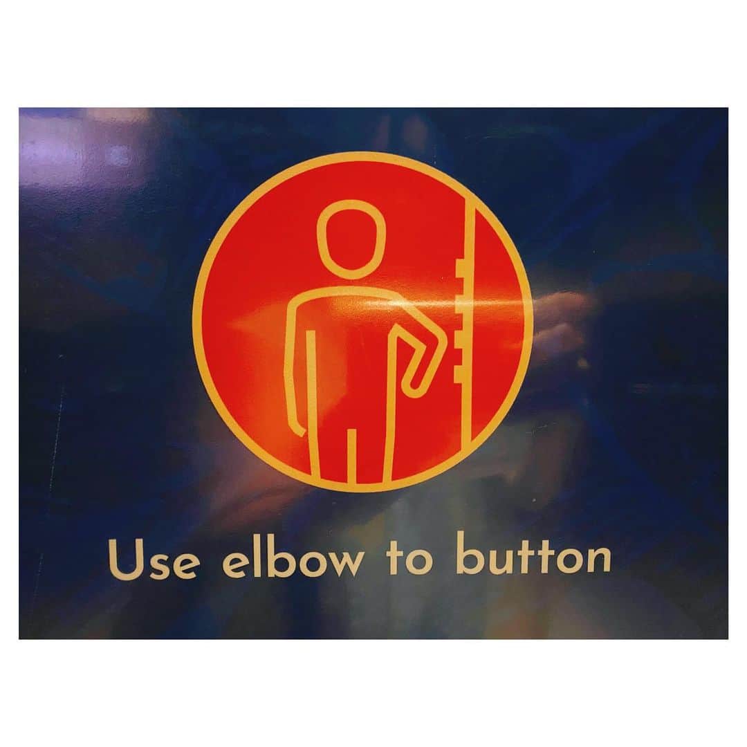 荒川れん子のインスタグラム：「Use elbow to button💪 エレベーターにあったサイン。ボタンは肘押しで😆」
