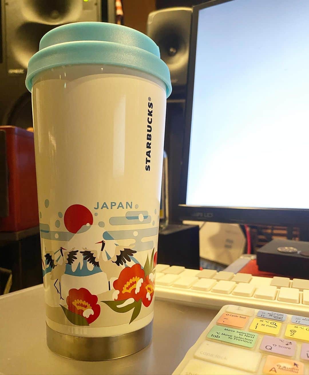 本間昭光のインスタグラム：「今日はこのJAPANタンブラーで冷やした緑茶。 他のタンブラーはコーヒー臭が強い😅」