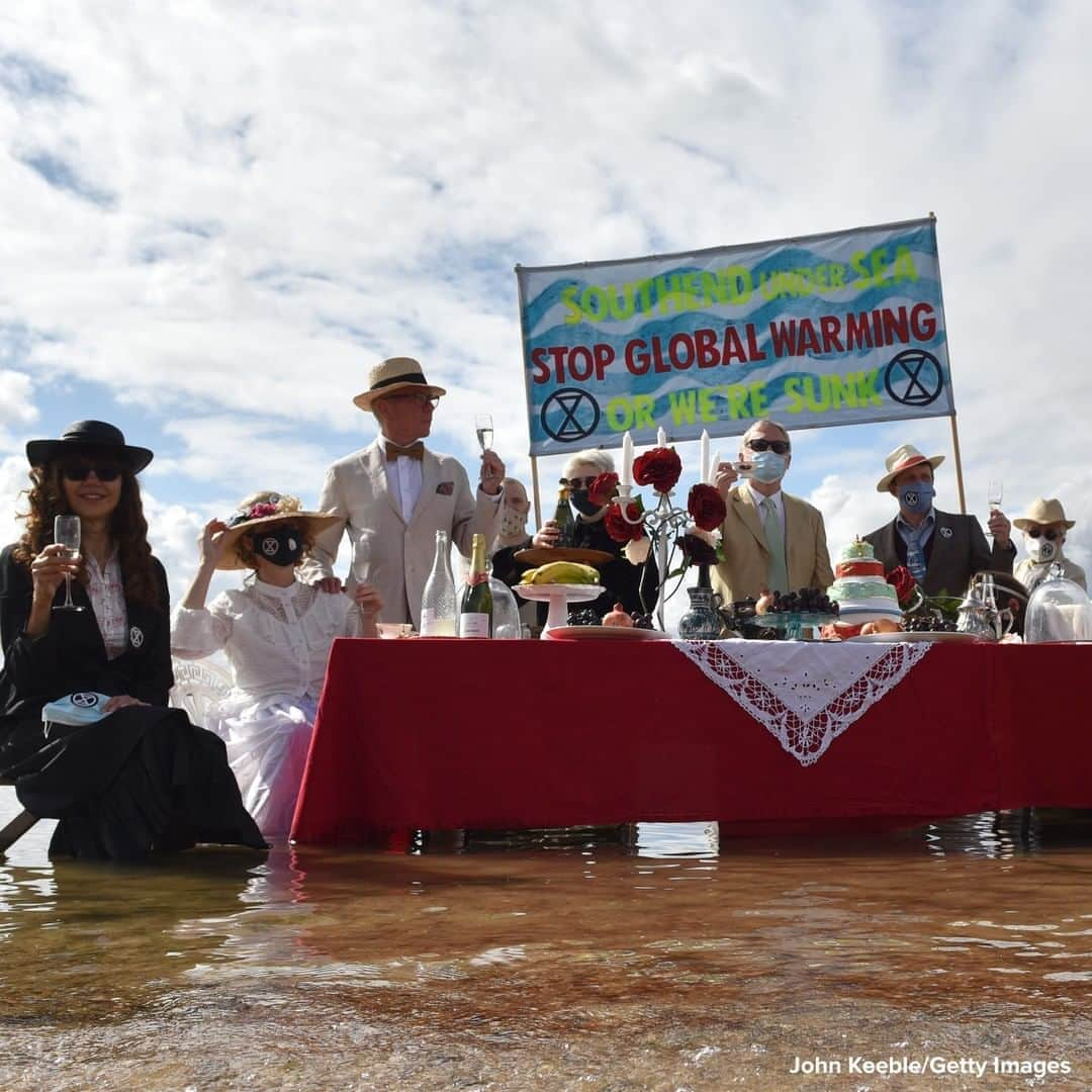 ABC Newsさんのインスタグラム写真 - (ABC NewsInstagram)「Extinction Rebellion protesters stage a Titanic-themed dinner party in the ocean to illustrate the threat of rising sea levels, in Southend-on-Sea, England. #protest #sealevel #environment #ocean」9月1日 16時08分 - abcnews