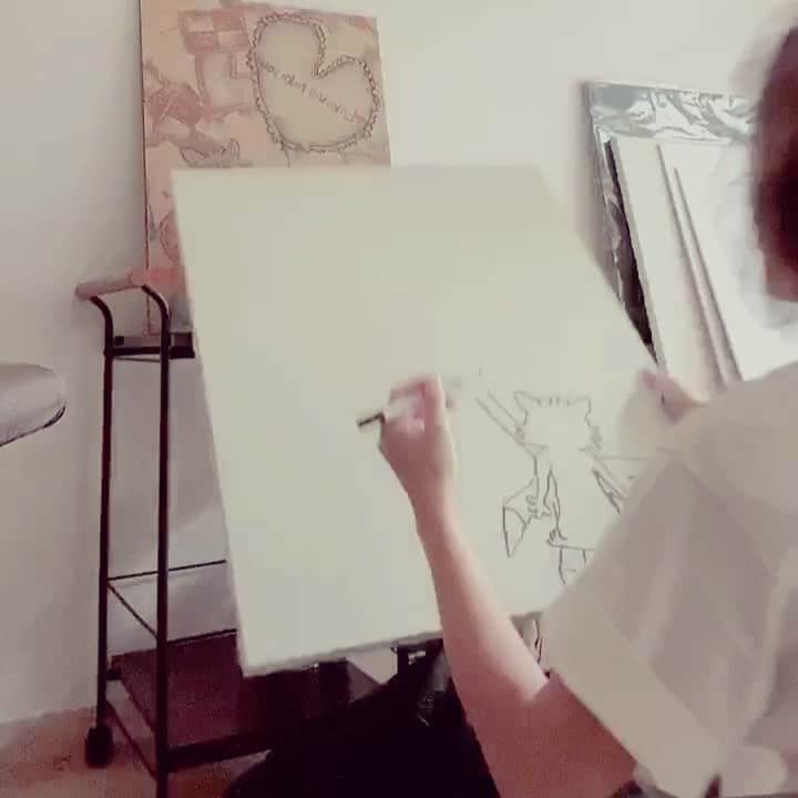 のインスタグラム：「おやすみって眠ったんだ。 あの夜僕は。 おやすみって、 目を閉じたんだ。  #さぁ乗ってごらん #私の背中に乗せてあげる  眠ってるのか起きてるのか 僕も龍さんもわからないけど、 ちゃんと聞こえて、 そこにいたんだ。  #どこにいくの？ #空を飛べるの？  怖いのに怖くなかったんだよ。 とってもフカフカしててあったかかった。  #描けばいい #君の想うままに #私の世界に色を塗って #そのままに連れて行ってあげる  僕はちょっとずつだけど色を浮かべたよ。 好きな色を、好きな場所に。 そしたらどんどん綺麗になって、 龍さんはどんどん高く飛んでくれた。  #好きなようにすればいい #好きなように好きなだけ  誰にも怒られなかったよ。 誰にも止められなかったよ。  僕と龍さんは、 綺麗な世界を一緒に、自由に、 飛んだんだよ。  #目が覚めたら消えちゃった #飛べない僕がベットにいた  また会えるかな。 また会いにゆこう。  まだまだ続きがあるはずだから。 まだまだ塗りたい場所があるから。  #また来てくれるかな #また乗せてくれるかな #夢の中の龍さん  ぐっすり眠れば会えるはず。 だから今日も、 いっぱい遊ぼ。  そしたら今日より、 いっぱい眠ろう。  ⭐︎⭐︎⭐︎  #俺流物語 #病んでません #🤣🙏🤣  浮かんだものは残しておきたい派。 心理テストとか、しないで欲しい候。 🙏」