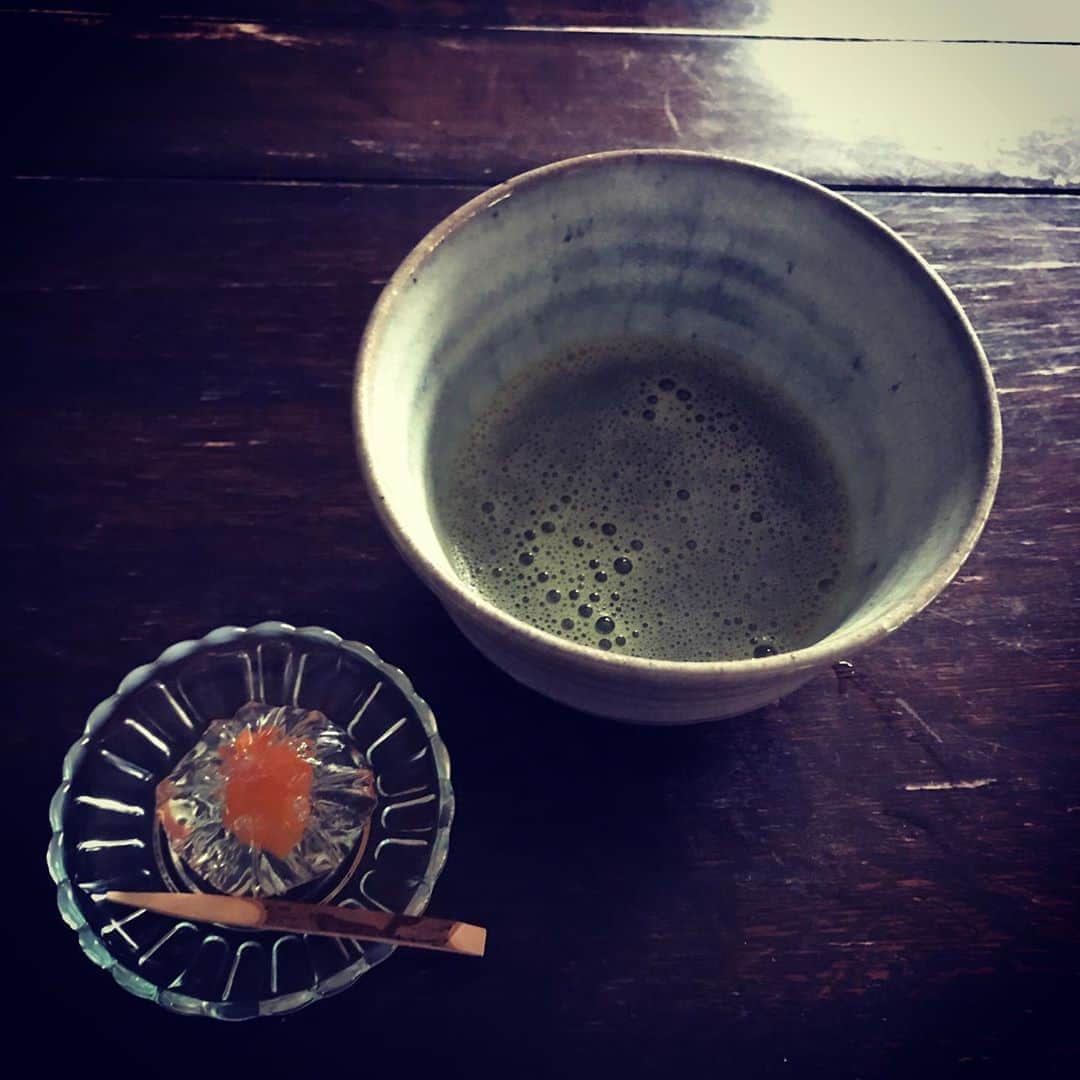 佐野史郎のインスタグラム：「水曜ドラマ「私たちはどうかしている」の撮影を通して、普段からお茶と和菓子をいただくように。 お茶のひと時、心落ち着きます。 光月庵ではありませんが、涼菓「みずあそび」、金柑の酸味が涼しさを醸し出しています。」