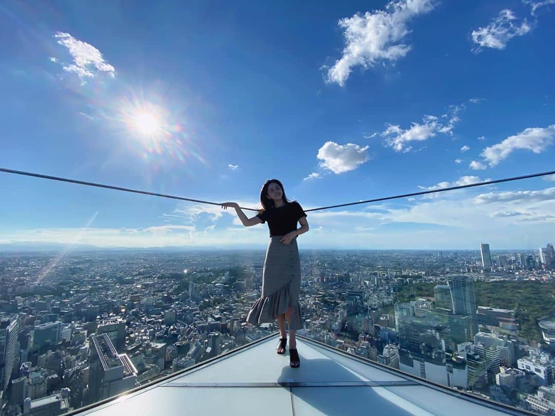 スミス楓のインスタグラム：「🌎☁️  iPhone フィルターなしの空🦋 風つよいし想像以上に高くてこわくて笑うしかなかったw でもほんと絶景！渋谷すごい🗽  今日から大好きな9月♡涼しい空気と香りが好き🥞☁️ あと家族みんなの誕生日だから好き🤣🤞🏻」
