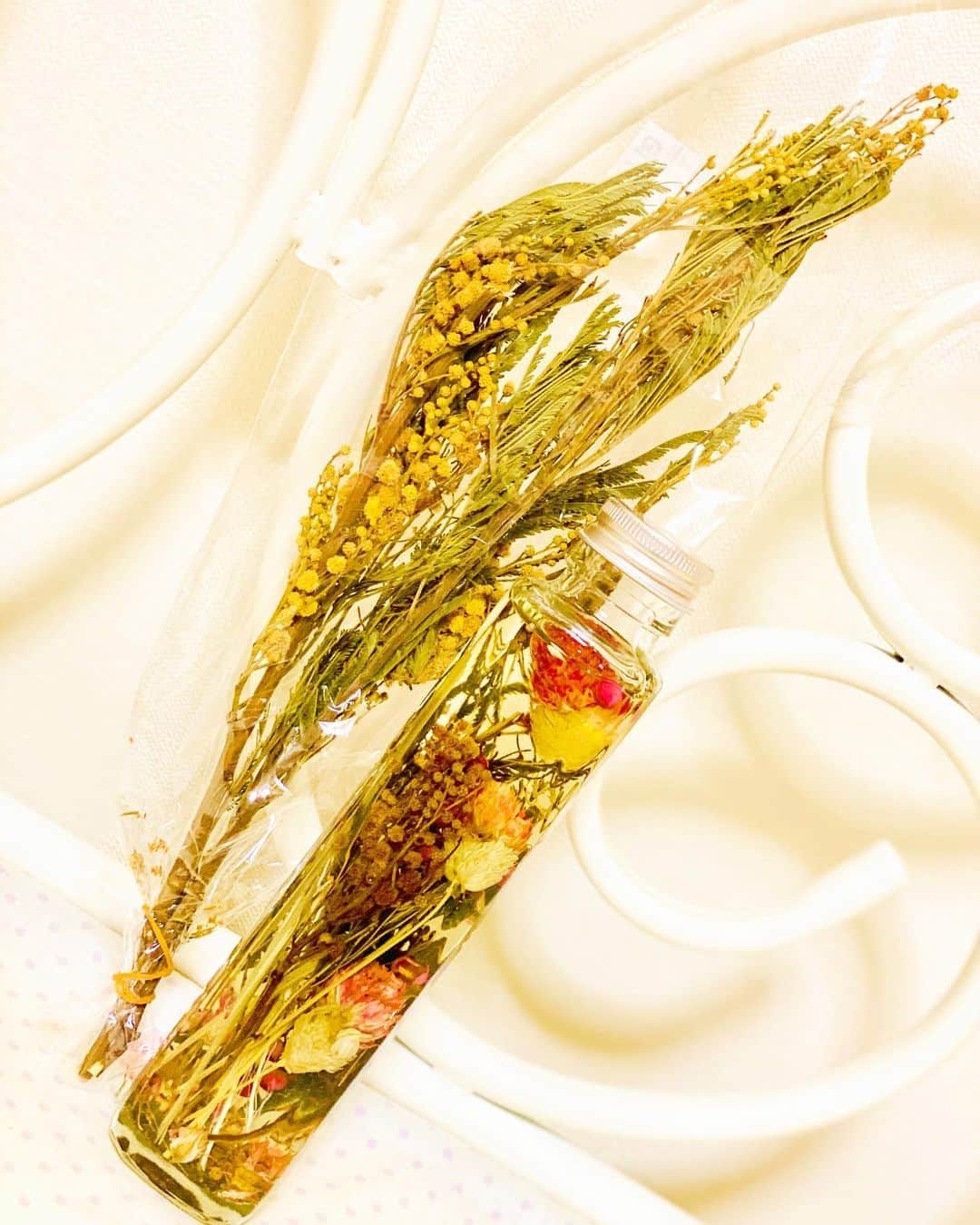 大越かず江さんのインスタグラム写真 - (大越かず江Instagram)「✨ミモザ✨  大好きなミモザのドライフラワーを使ってハーバリウムを作りました❁¨̮  素敵でしょ❁⃘*.ﾟ(◍´◡`◍)❁⃘*.ﾟ    ＬＯνЁ ゜・*:.。. ♡ｌｏυё♡.。.:*・゜  ✨ Mimosa ✨  I made a herbarium using my favorite mimosa dried flowers ❁ ¨̮  Nice ❁⃘*.゚(◍´◡`◍)❁⃘*.    ＬＯνЁ ゜・*:.。. ♡ｌｏυё♡.。.:*・゜   #ミモザ   #mimosa   #ハーバリウム   #herbarium   #恋」9月1日 16時36分 - bluemoonseasky